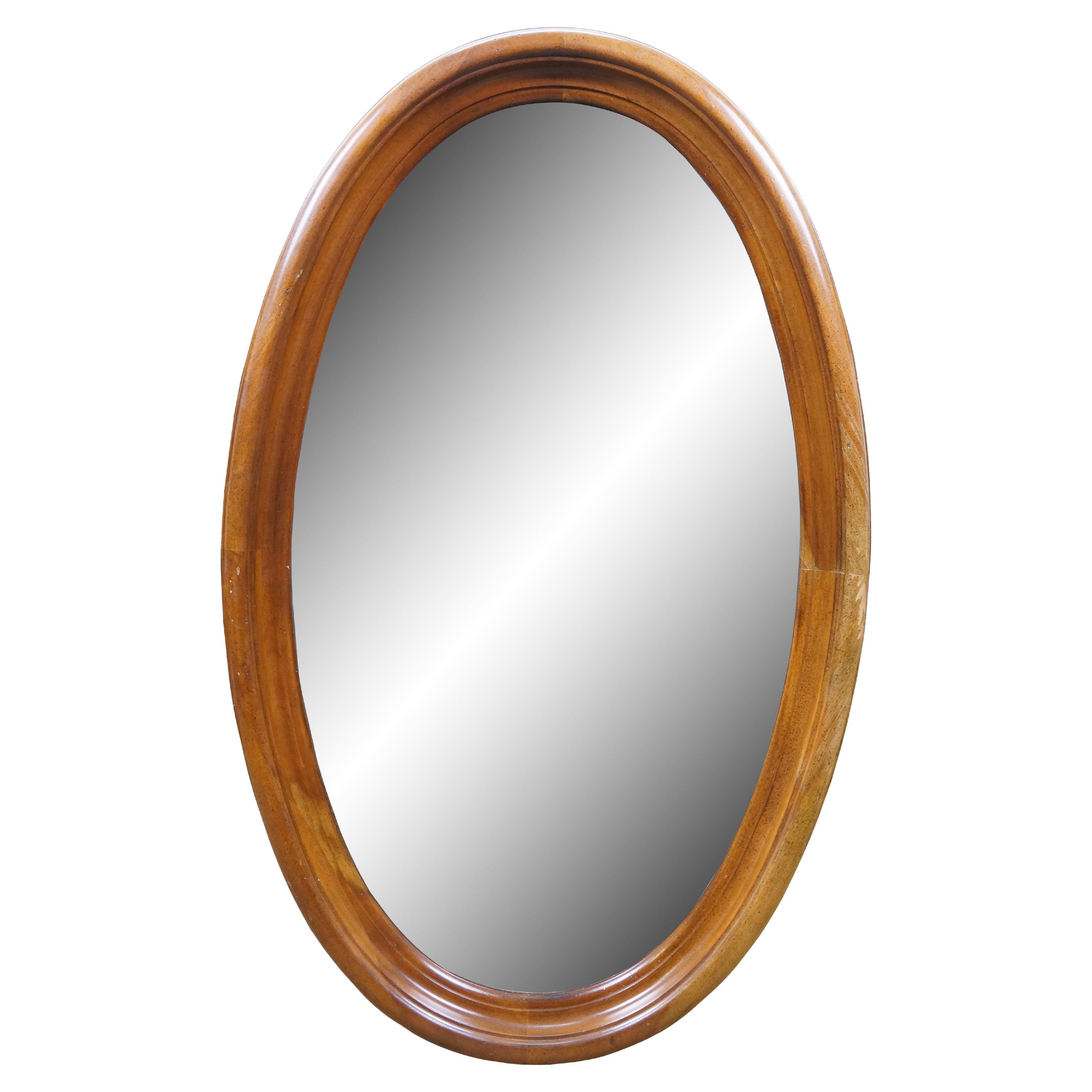 Fin du 20e siècle Miroir mural biseauté ovale en cerisier pour salle de bain 36". en vente