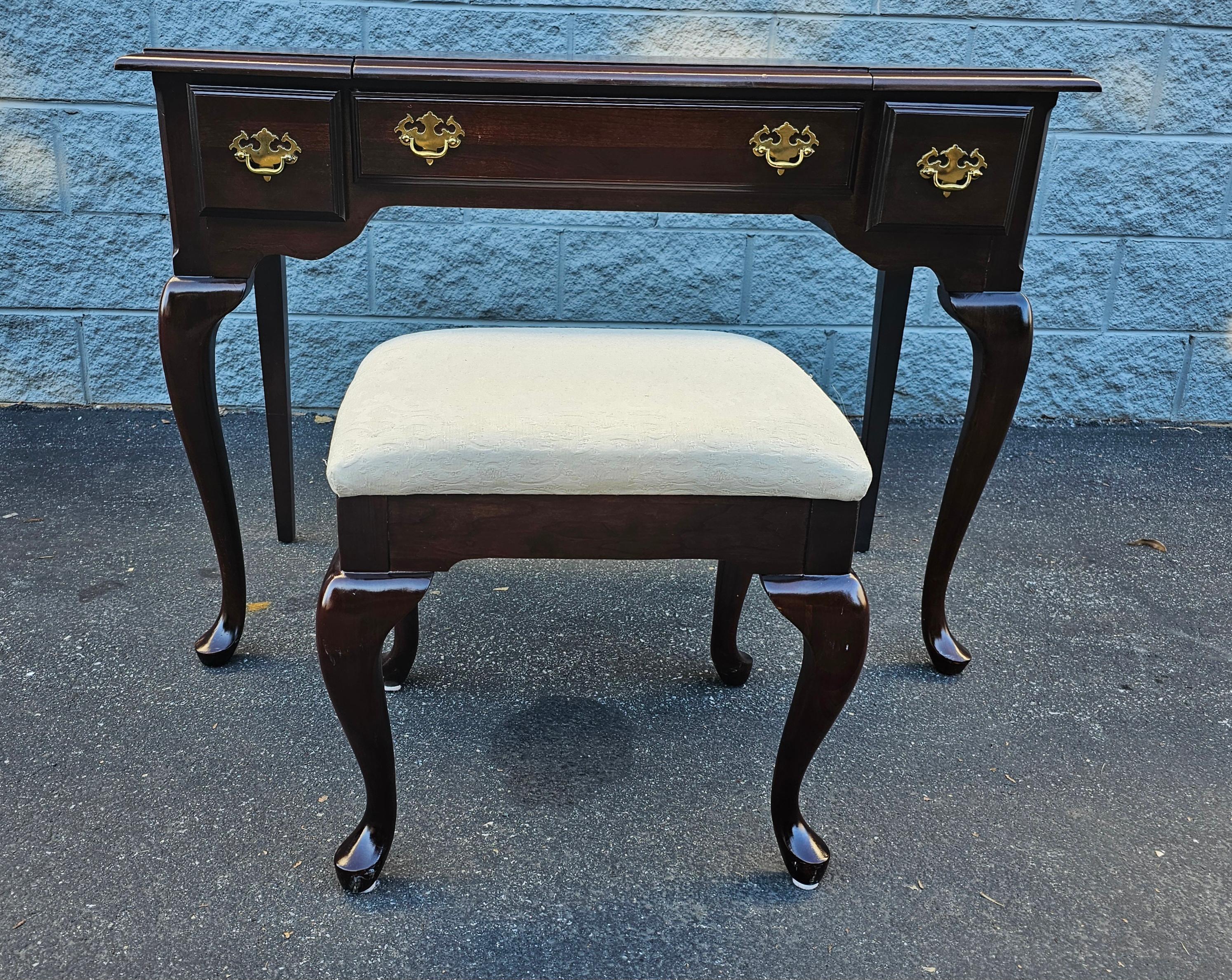 Varnished Late 20th Century Queen Anne Cherry Mirrored Vanity Table For Sale