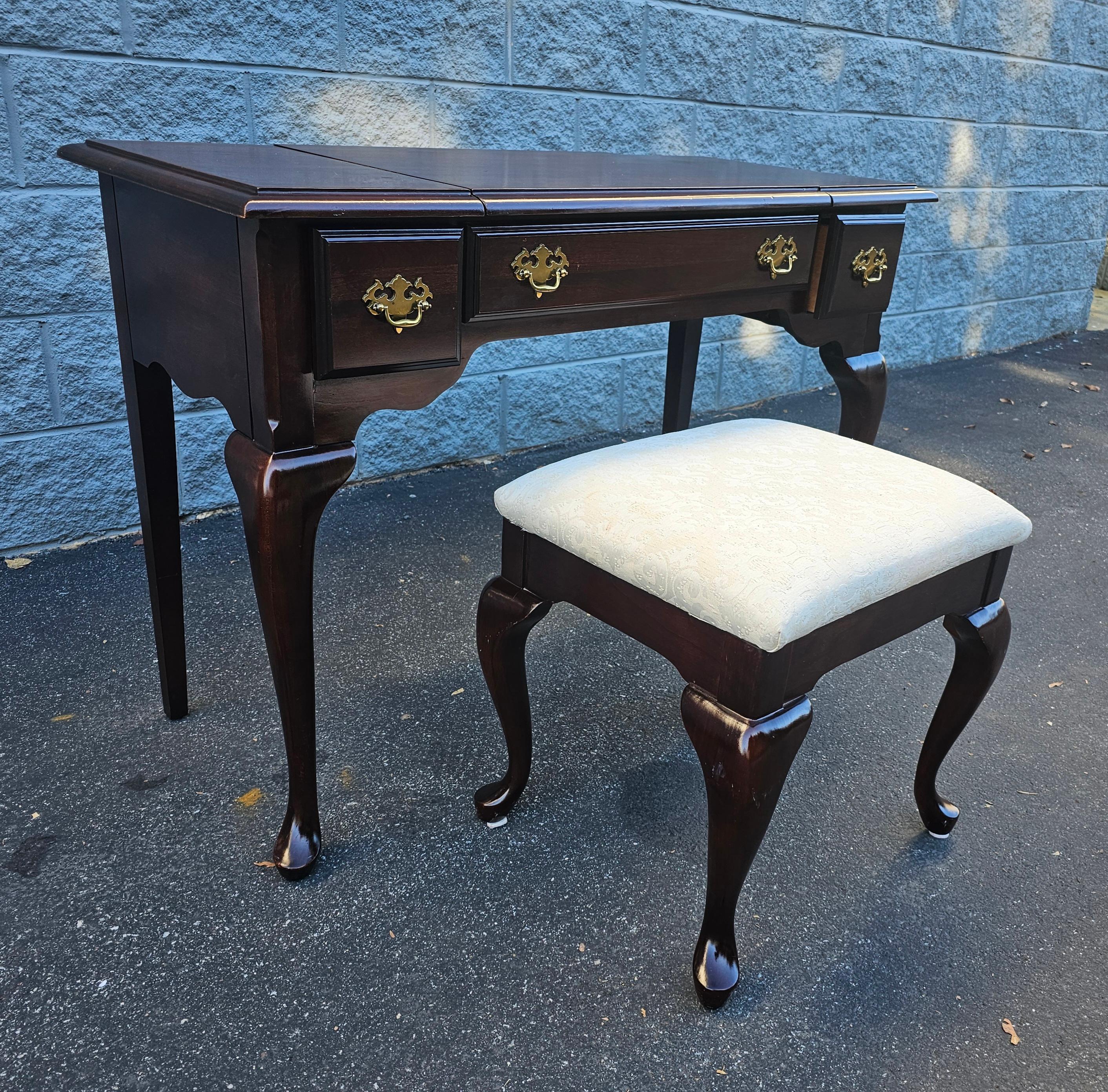 Late 20th Century Queen Anne Cherry Mirrored Vanity Table In Good Condition For Sale In Germantown, MD