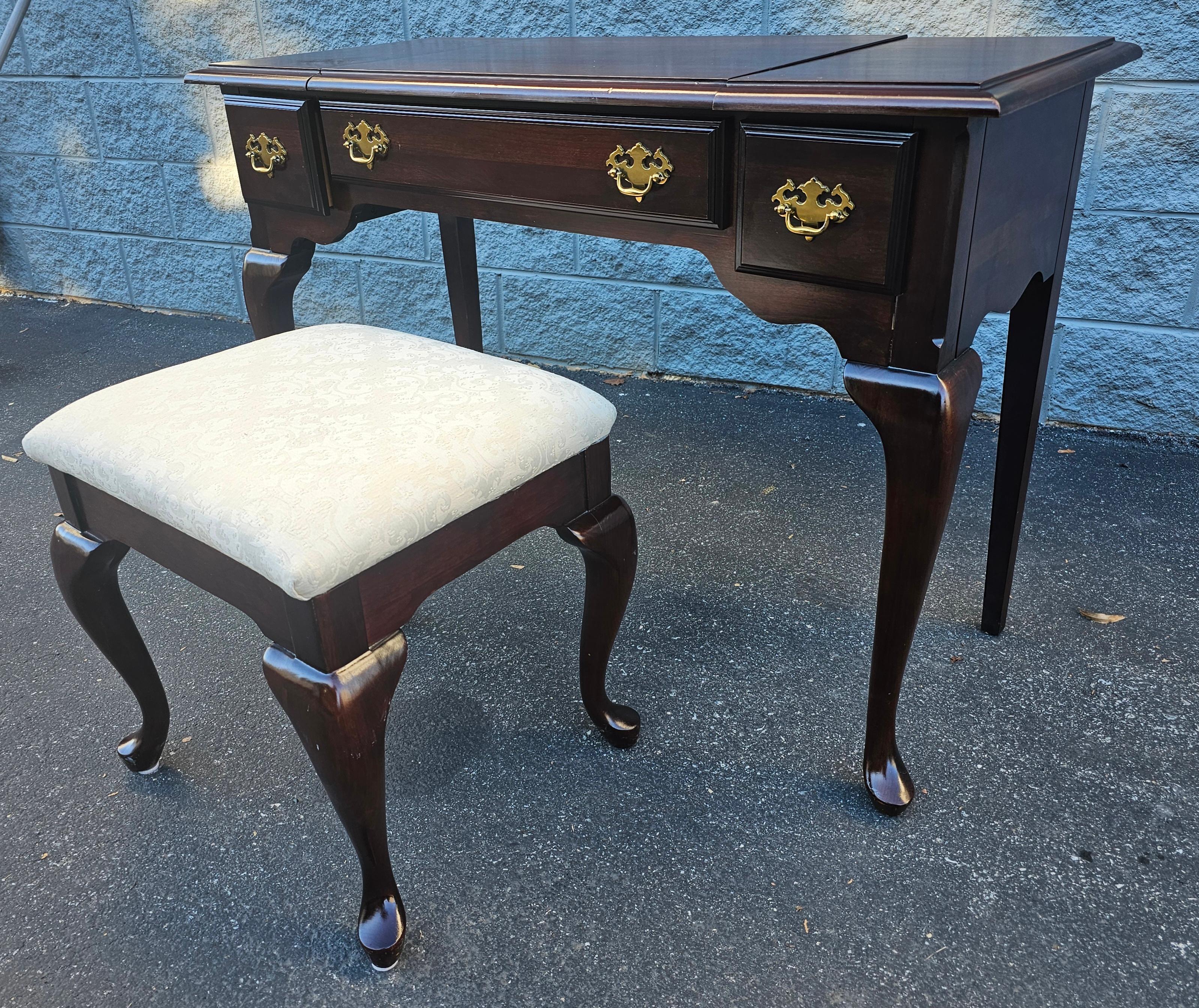 Late 20th Century Queen Anne Cherry Mirrored Vanity Table For Sale 1