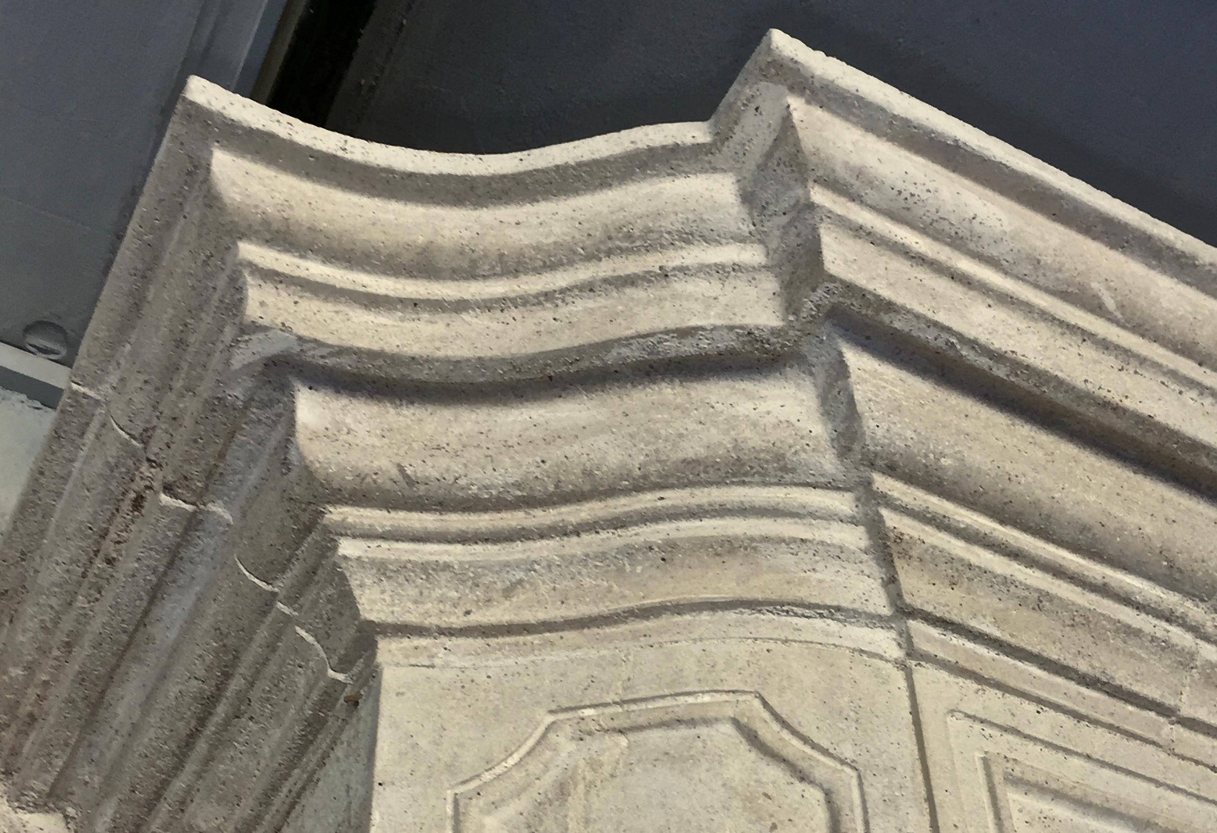 Late 20th century Re-edition Louis XIV style fireplace aged limestone In Good Condition For Sale In SAN VICENTE DE ALCÁNTARA, ES