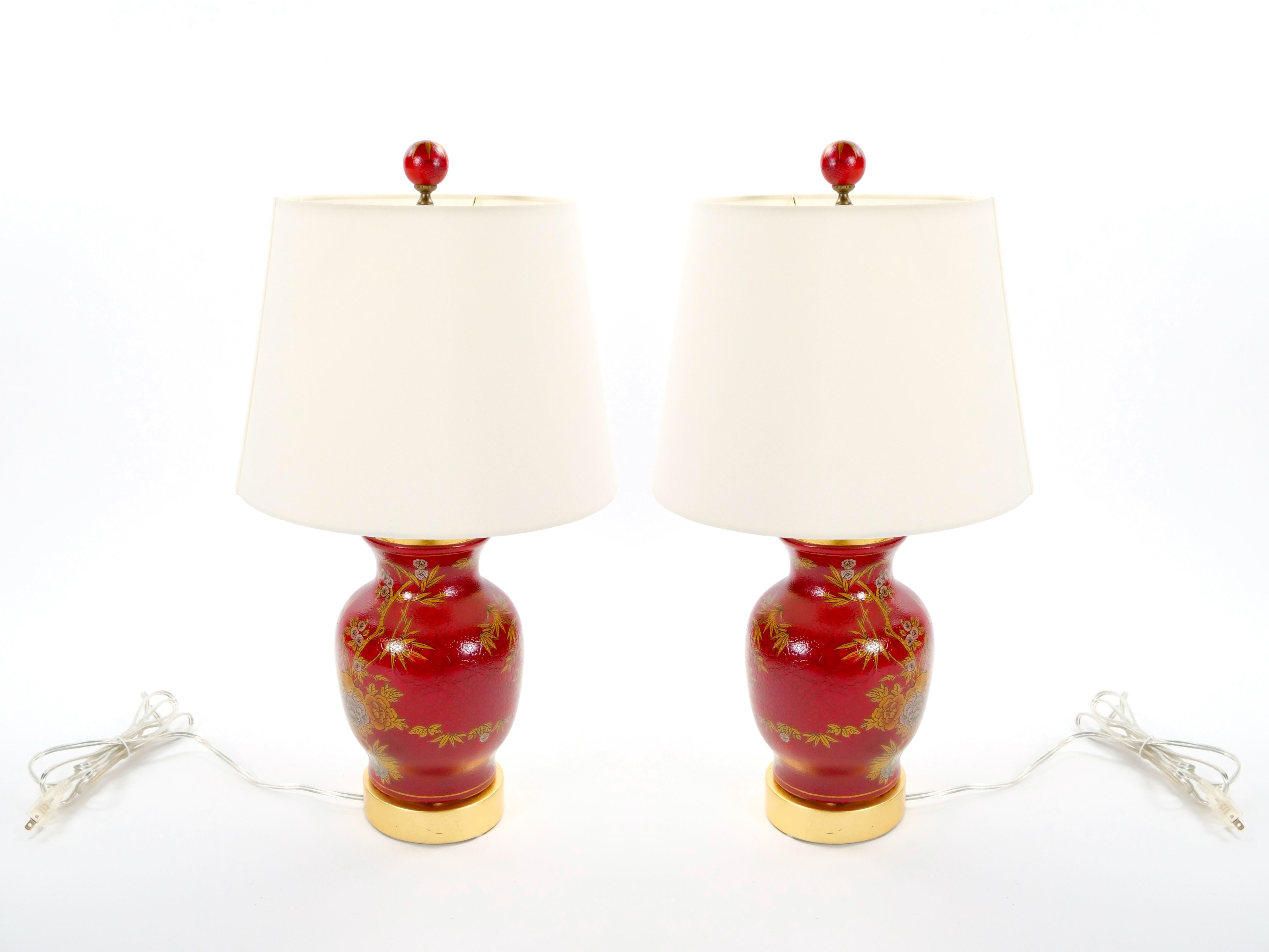 Questa splendida lampada da tavolo in porcellana dipinta a mano della fine del XX secolo presenta una vibrante finitura laccata rossa ornata da squisite scene di cineserie con uccelli, fiori e intricati dettagli fogliacei, il tutto su un ricco