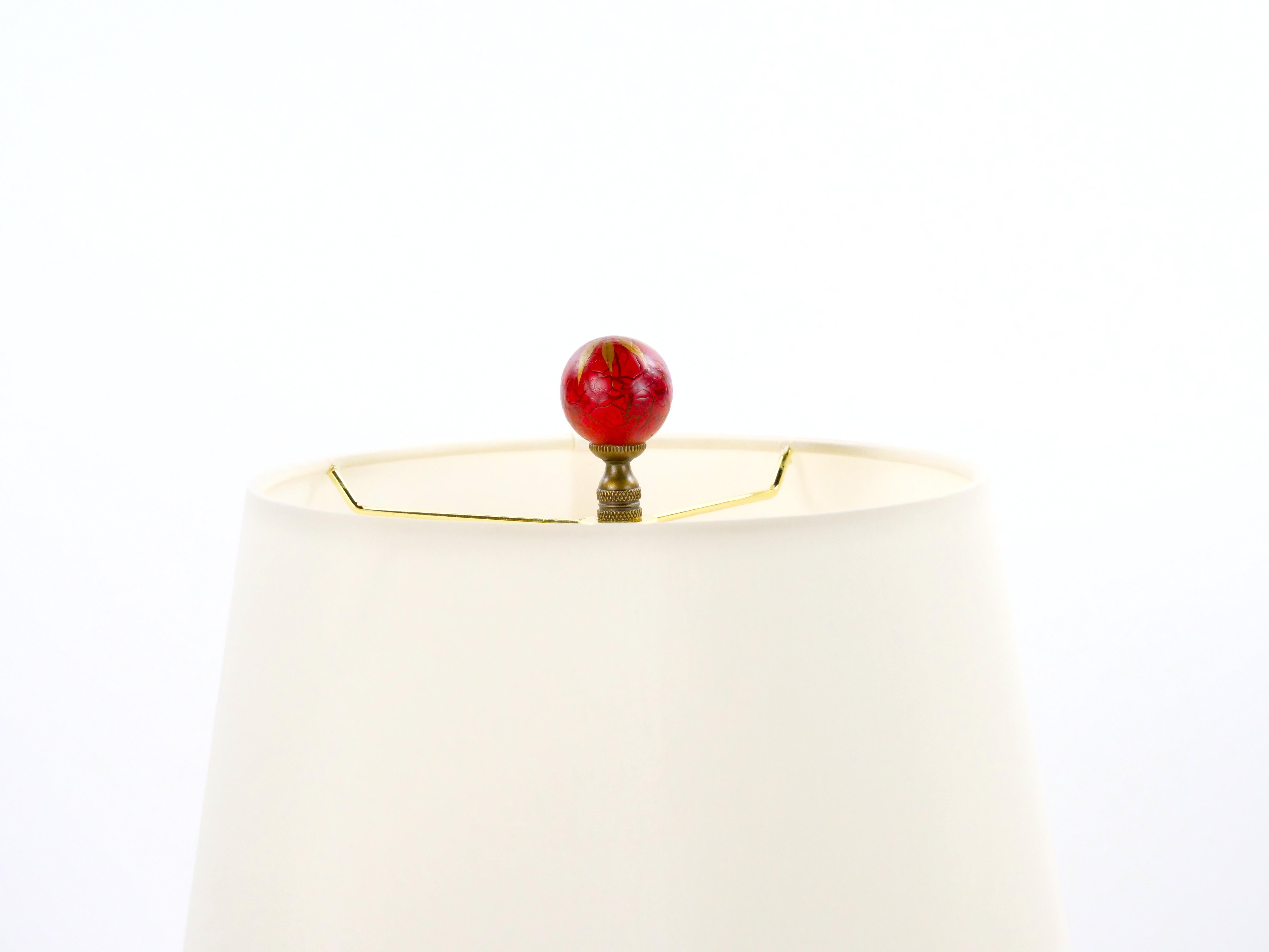 Oro Lampade da tavolo in porcellana rossa e oro dipinte a mano della fine del XX secolo in vendita