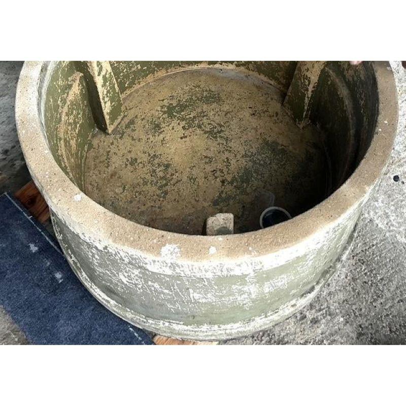 20ième siècle Late 20th Century Regency Cast Concrete Bird Fountain en vente