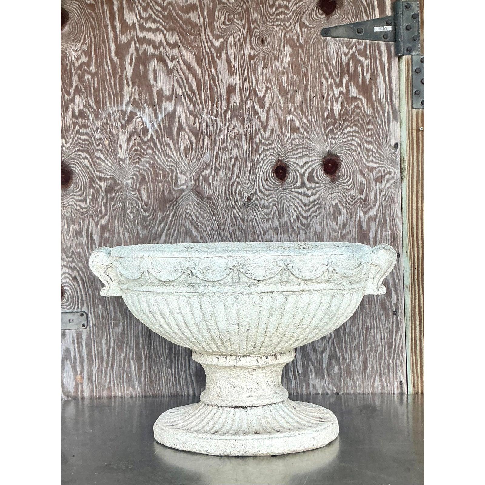 Late 20th Century Regency Cast Concrete Swag Planter Bon état - En vente à west palm beach, FL