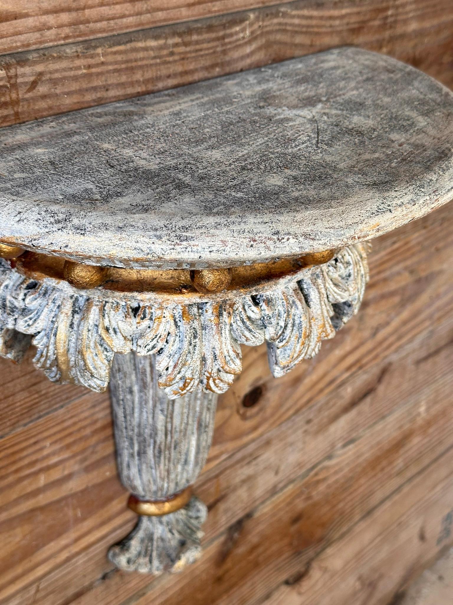 Accentuez votre décor avec cette paire exquise de supports muraux sculpturaux à feuilles d'acanthe roulées, présentant une finition dorée intemporelle.
Chaque support présente des feuilles d'acanthe sculptées de manière complexe, ce qui lui confère