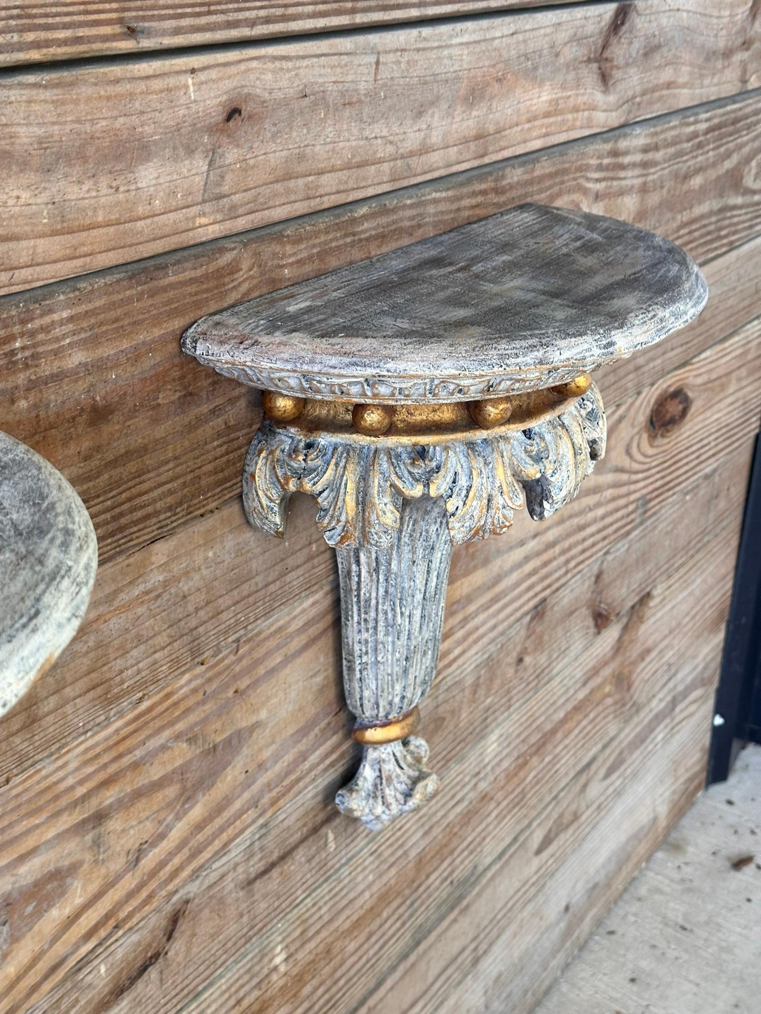 Regency Paire de consoles décoratives murales à feuilles d'Acanthus roulées de la fin du 20e siècle de style Régence en vente