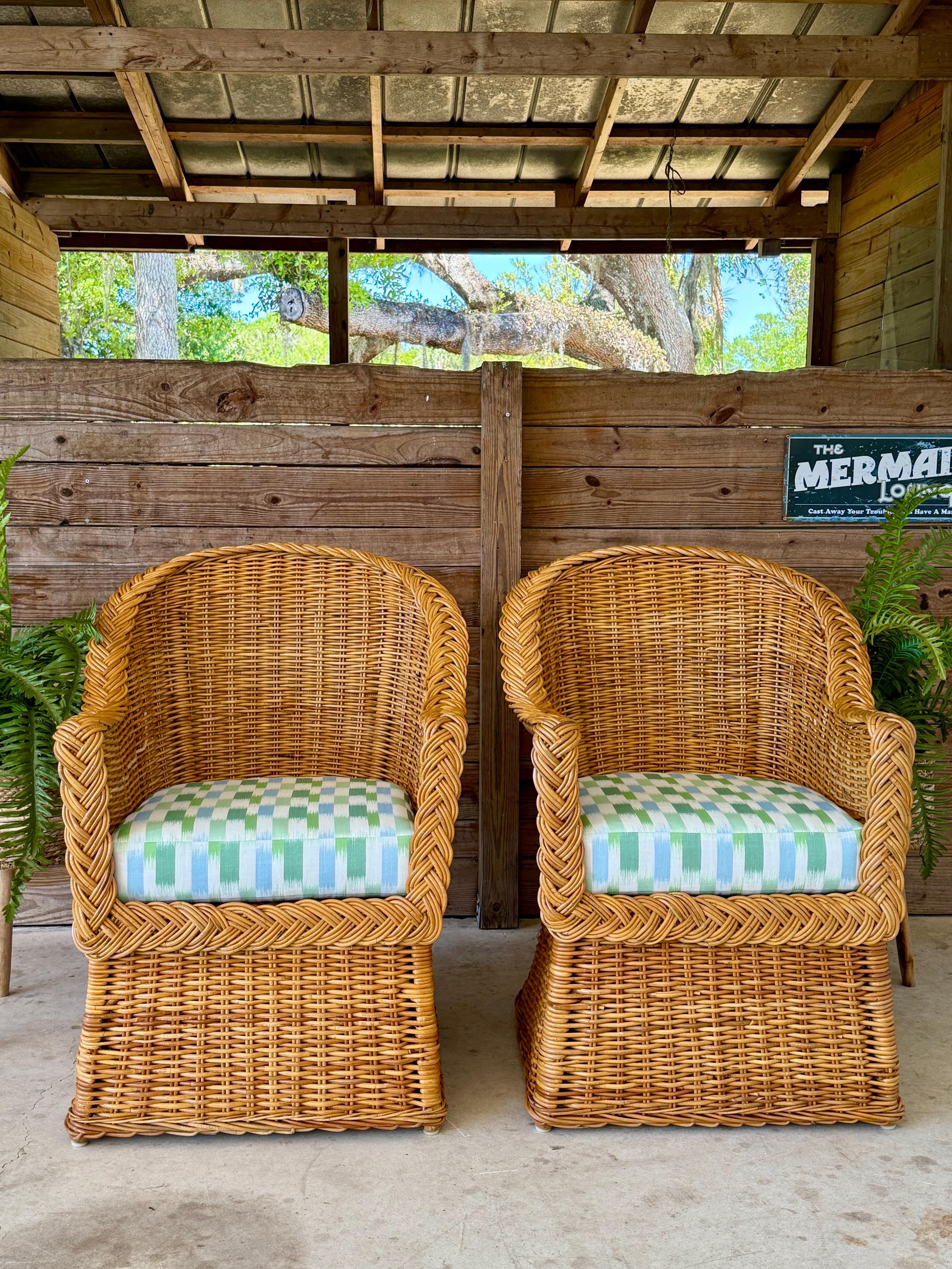 Chaises d'appoint en rotin tressé de la fin du 20e siècle restaurées et nouvellement tapissées - paire en vente 2