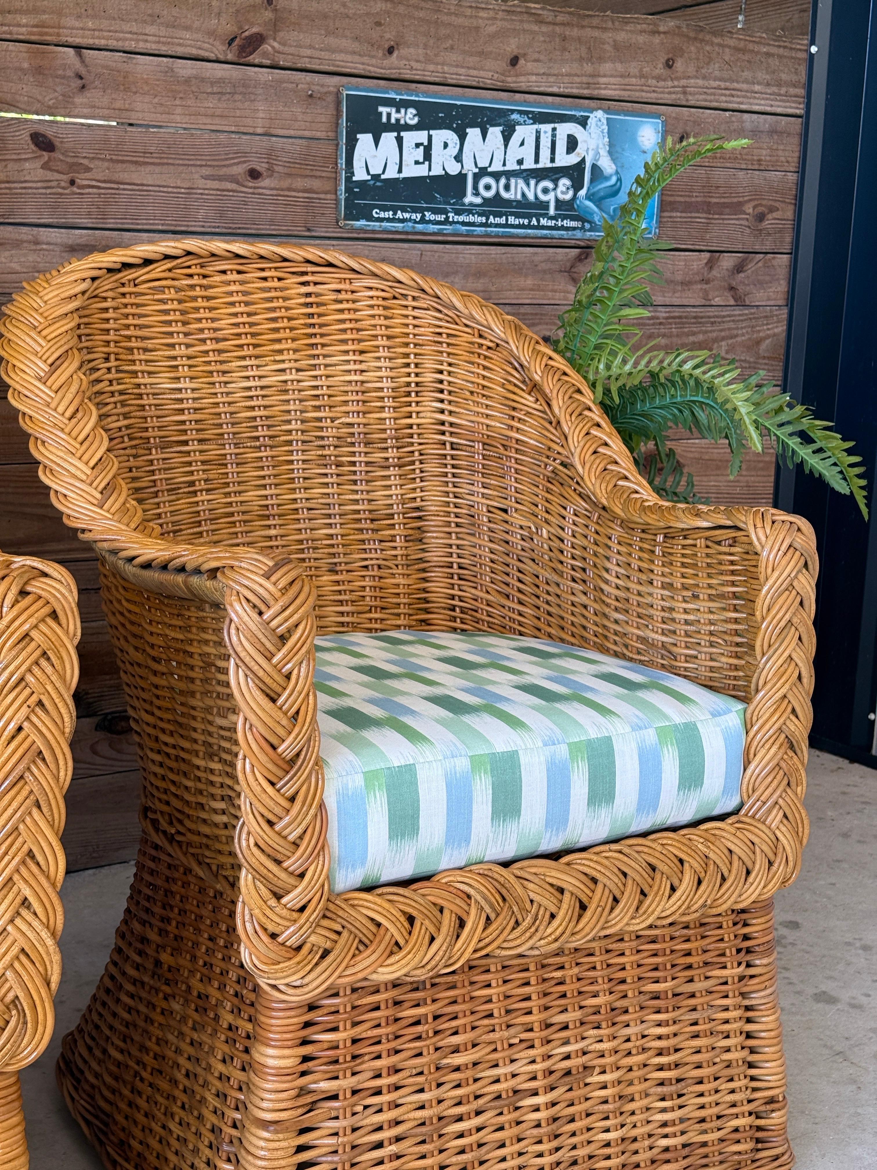 Chaises d'appoint en rotin tressé de la fin du 20e siècle restaurées et nouvellement tapissées - paire en vente 4