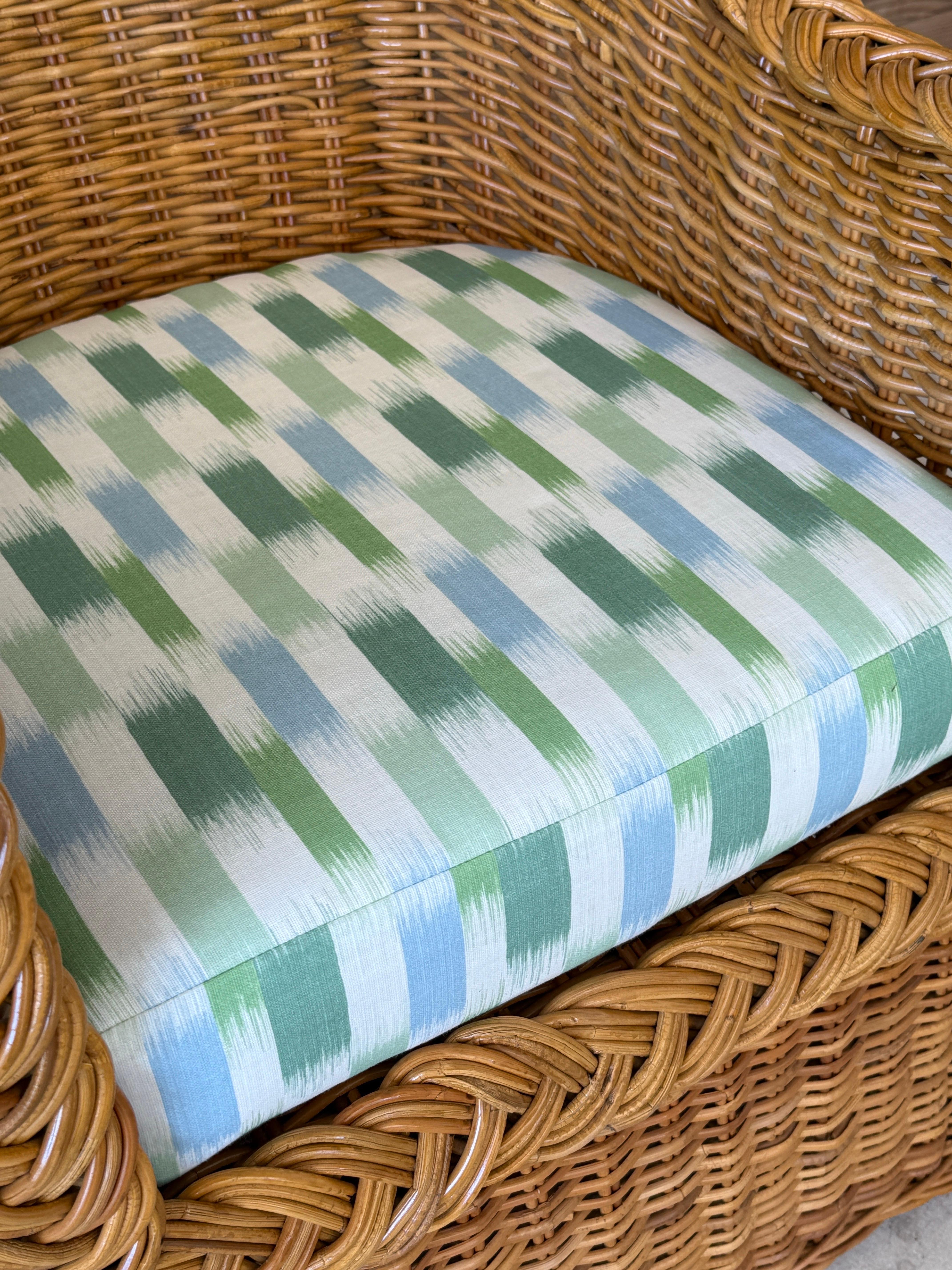 Superbe paire de chaises d'appoint en rotin tressé de la fin du XXe siècle, entièrement restaurées et nouvellement recouvertes d'un tissu du groupe Sanderson. Ces chaises sont ornées d'un élégant galon tressé le long des accoudoirs et de la base,