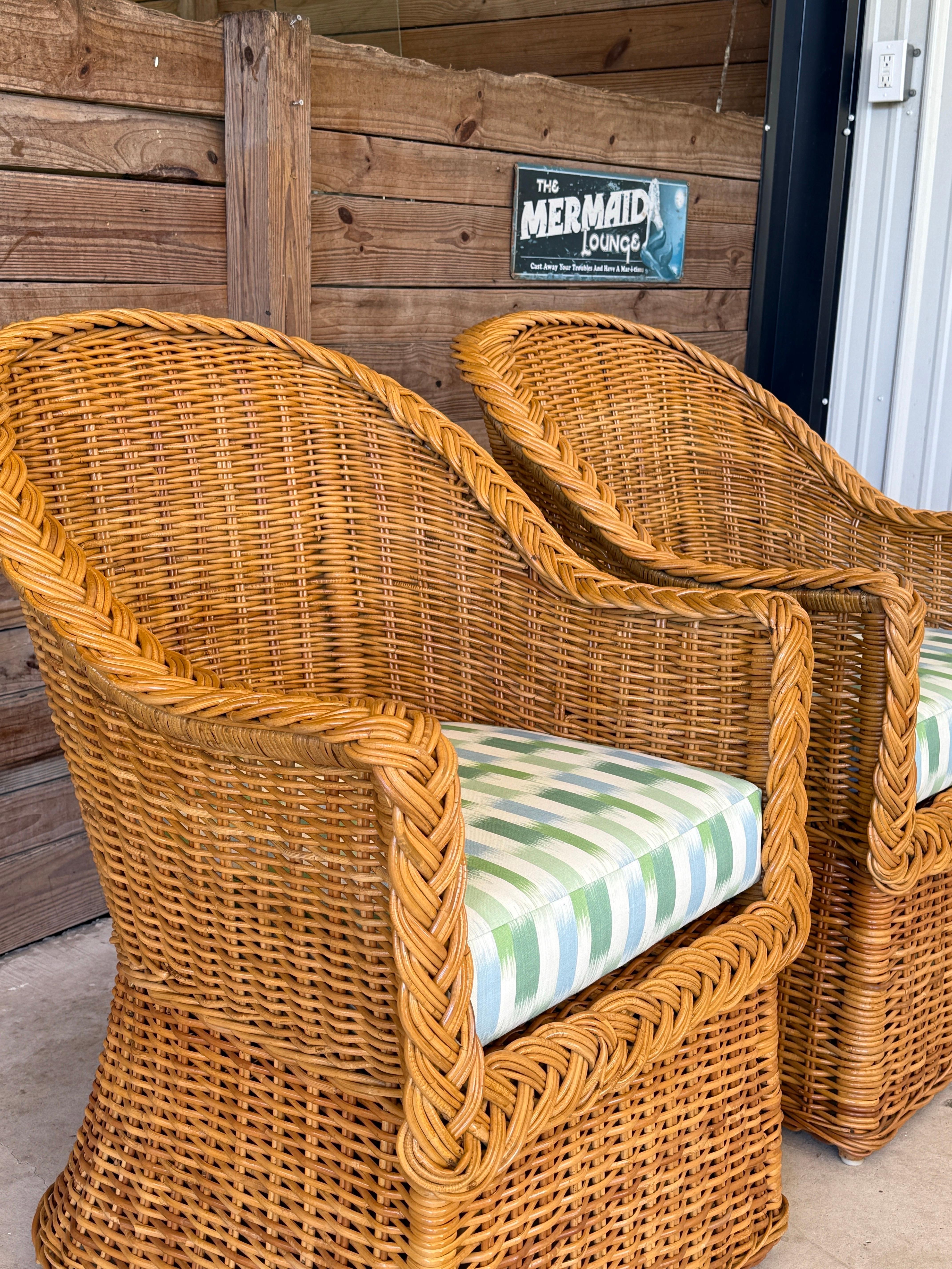 Chaises d'appoint en rotin tressé de la fin du 20e siècle restaurées et nouvellement tapissées - paire Bon état - En vente à North Fort Myers, FL