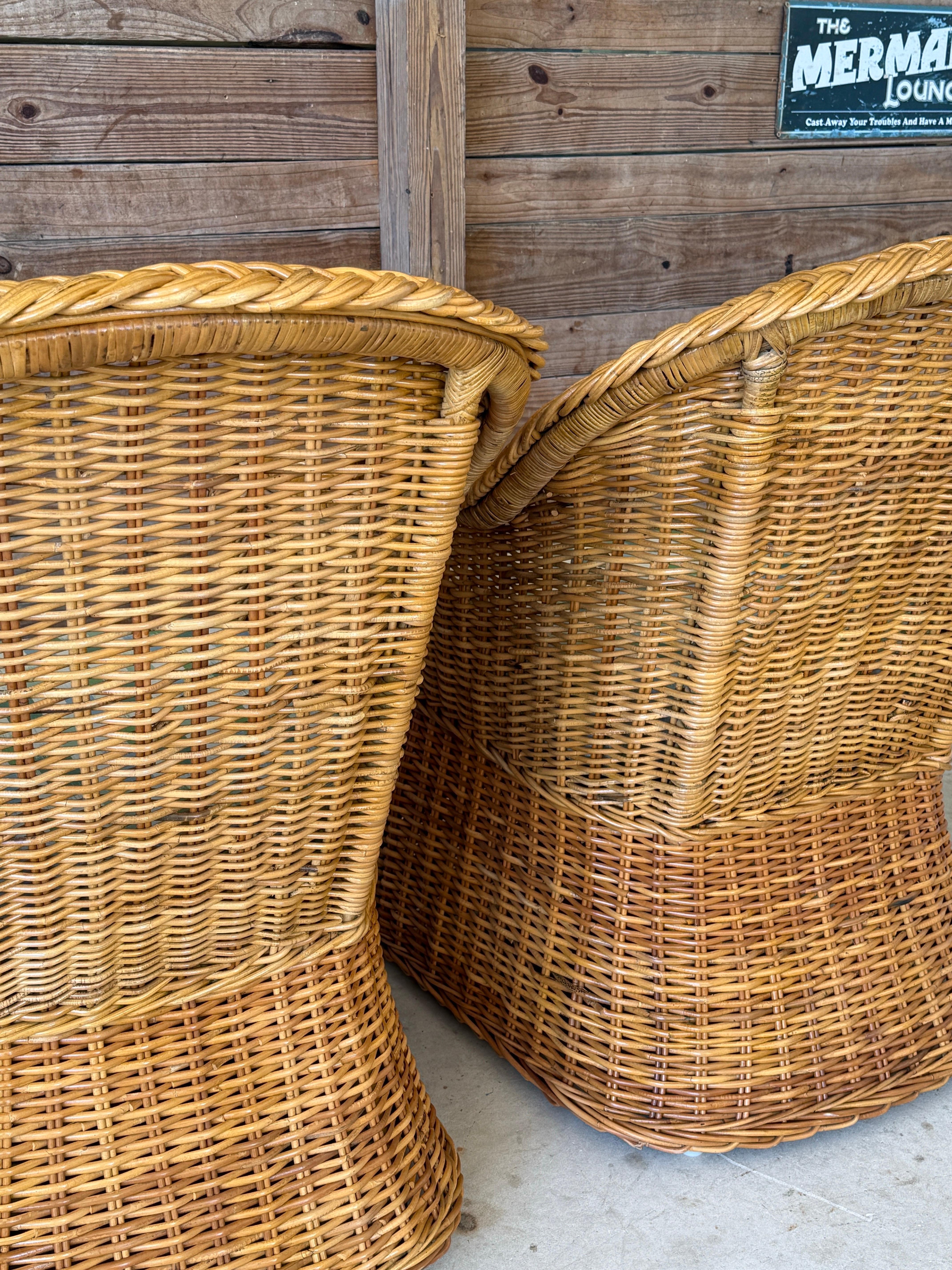 20ième siècle Chaises d'appoint en rotin tressé de la fin du 20e siècle restaurées et nouvellement tapissées - paire en vente