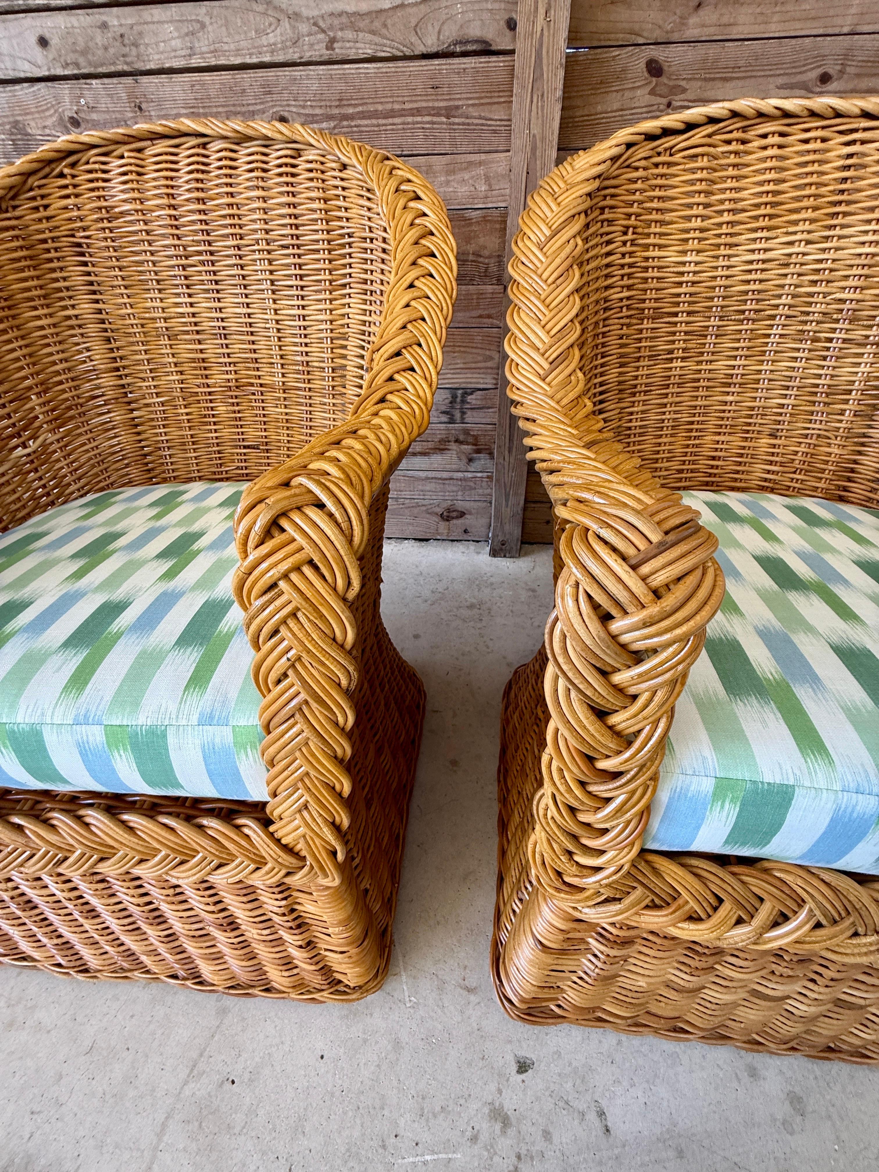 Rotin Chaises d'appoint en rotin tressé de la fin du 20e siècle restaurées et nouvellement tapissées - paire en vente