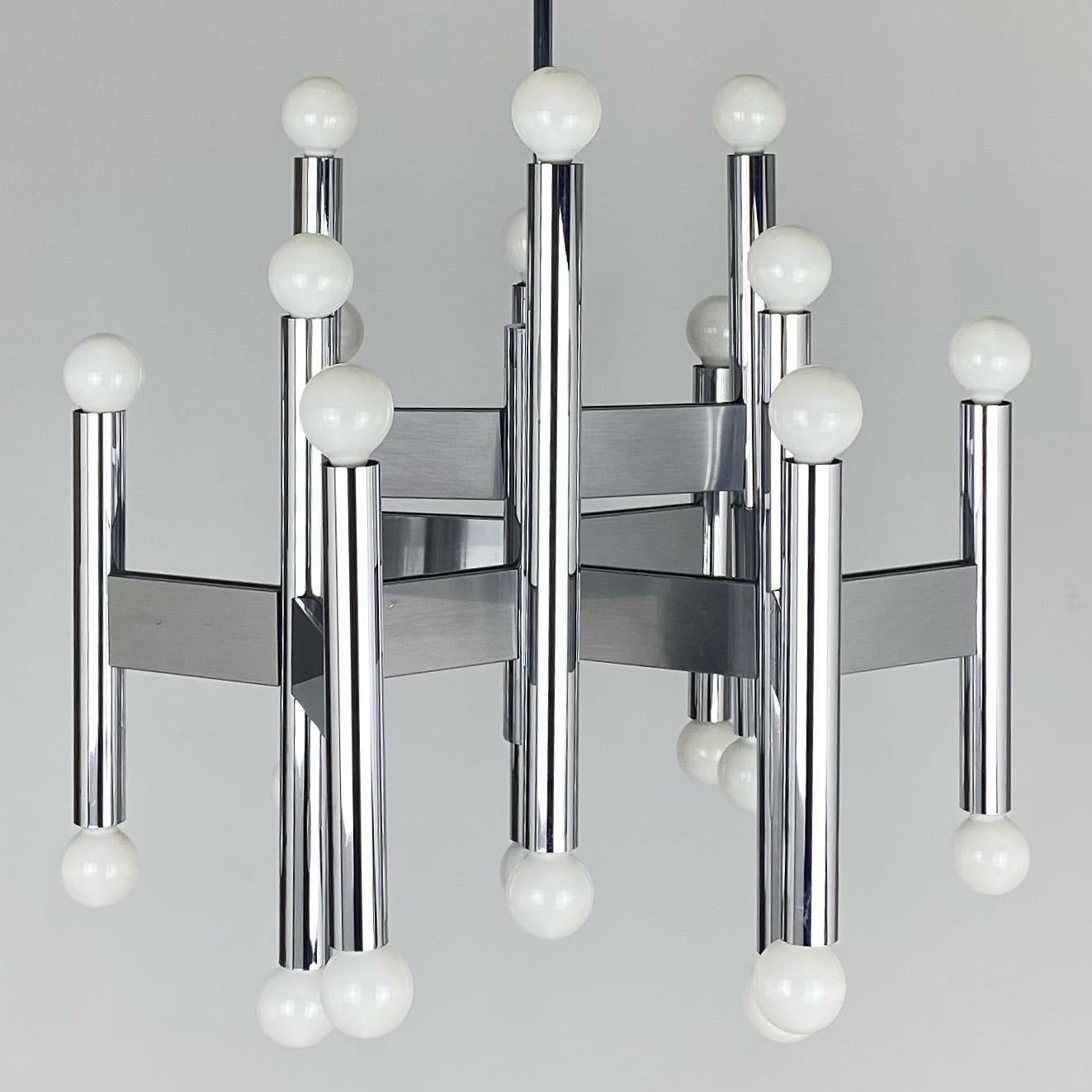 Late 20th Century Robert Sonneman 24 Bulb Chrome Chandelier In Good Condition For Sale In Westfield, NJ