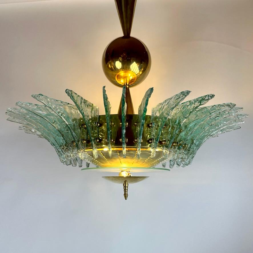 Runder Messingkronleuchter des späten 20. Jahrhunderts mit hellgrünen, strukturierten Murano-Gläsern (Moderne) im Angebot