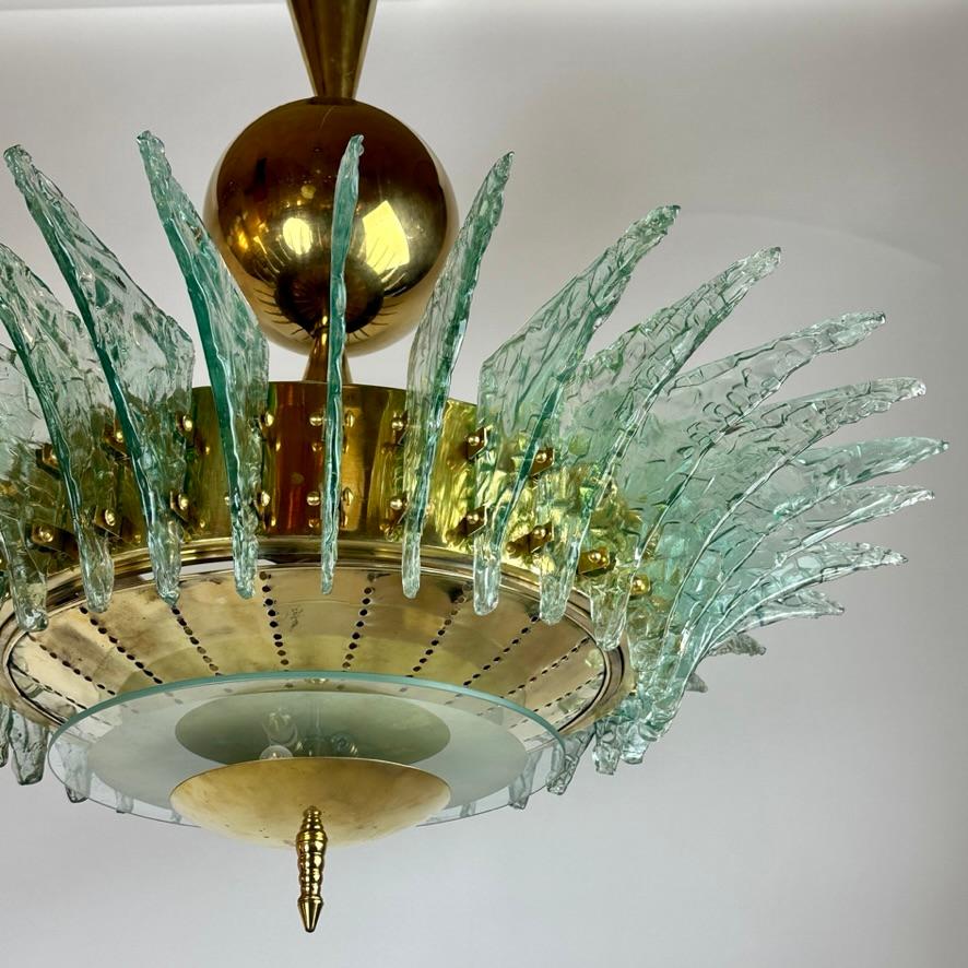 Runder Messingkronleuchter des späten 20. Jahrhunderts mit hellgrünen, strukturierten Murano-Gläsern im Angebot 1