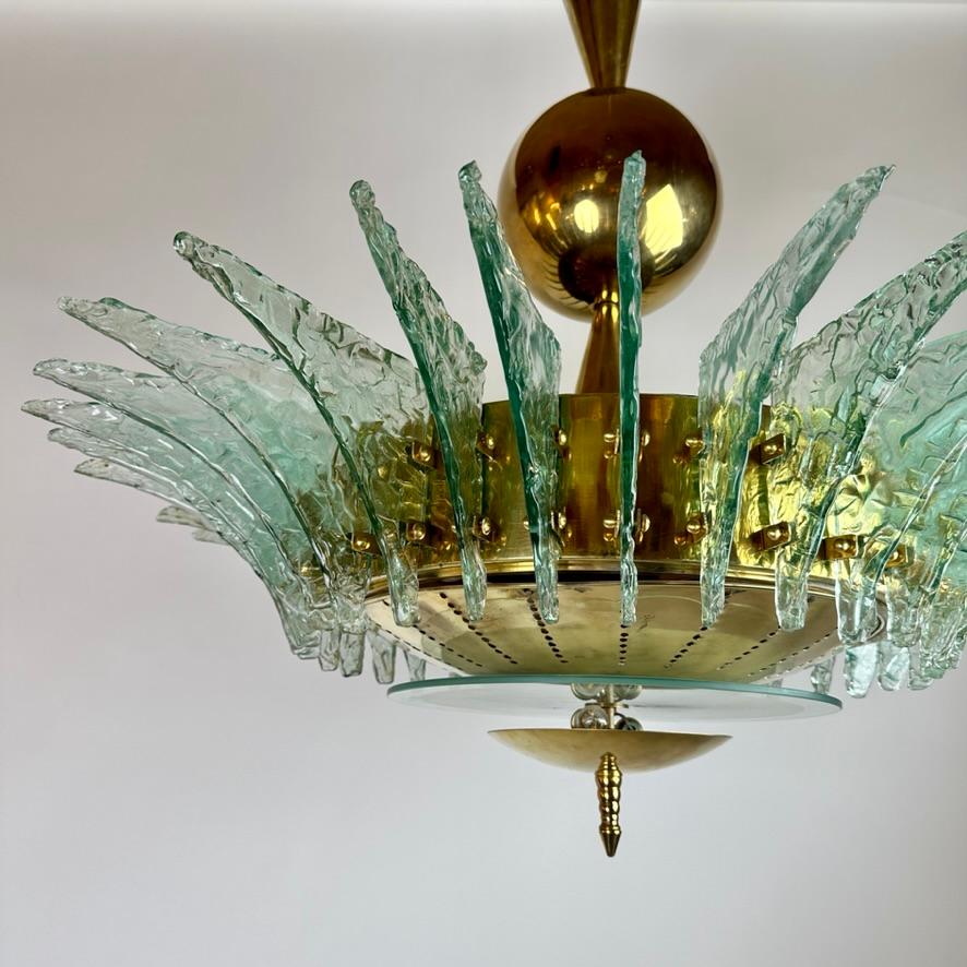 Runder Messingkronleuchter des späten 20. Jahrhunderts mit hellgrünen, strukturierten Murano-Gläsern im Angebot 2