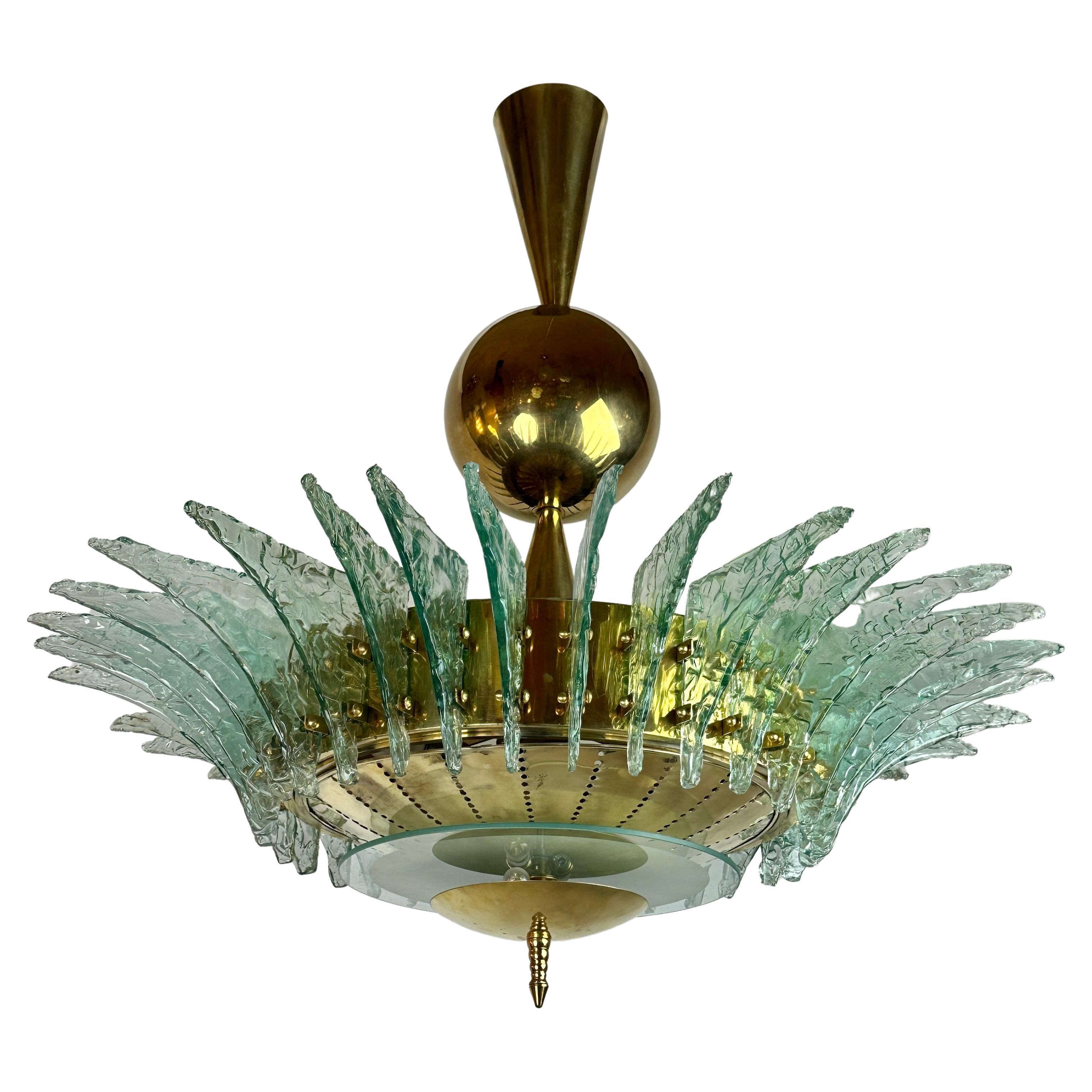 Runder Messingkronleuchter des späten 20. Jahrhunderts mit hellgrünen, strukturierten Murano-Gläsern im Angebot