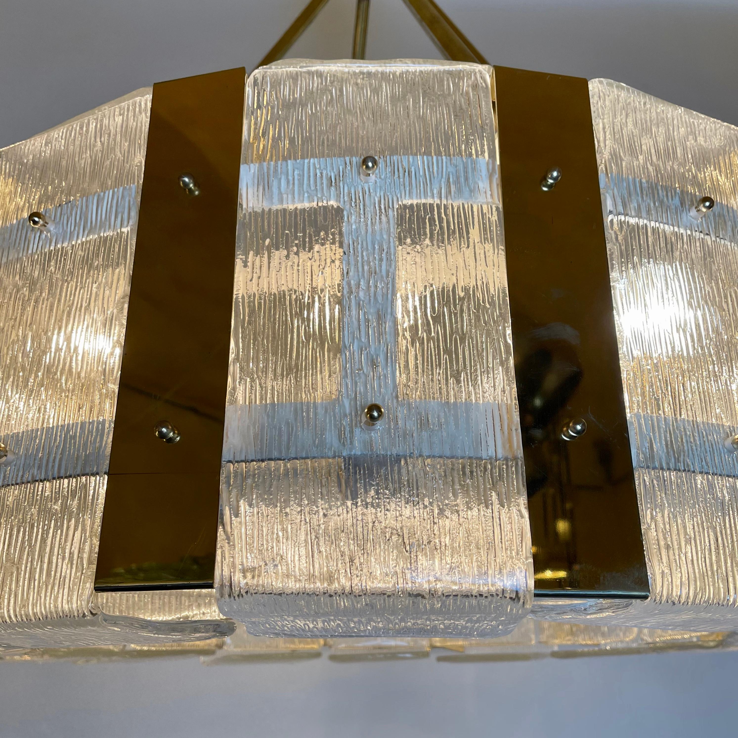 Late 20th Century Round Brass & Transparent Textured Murano Art Glass Chandelier For Sale 1