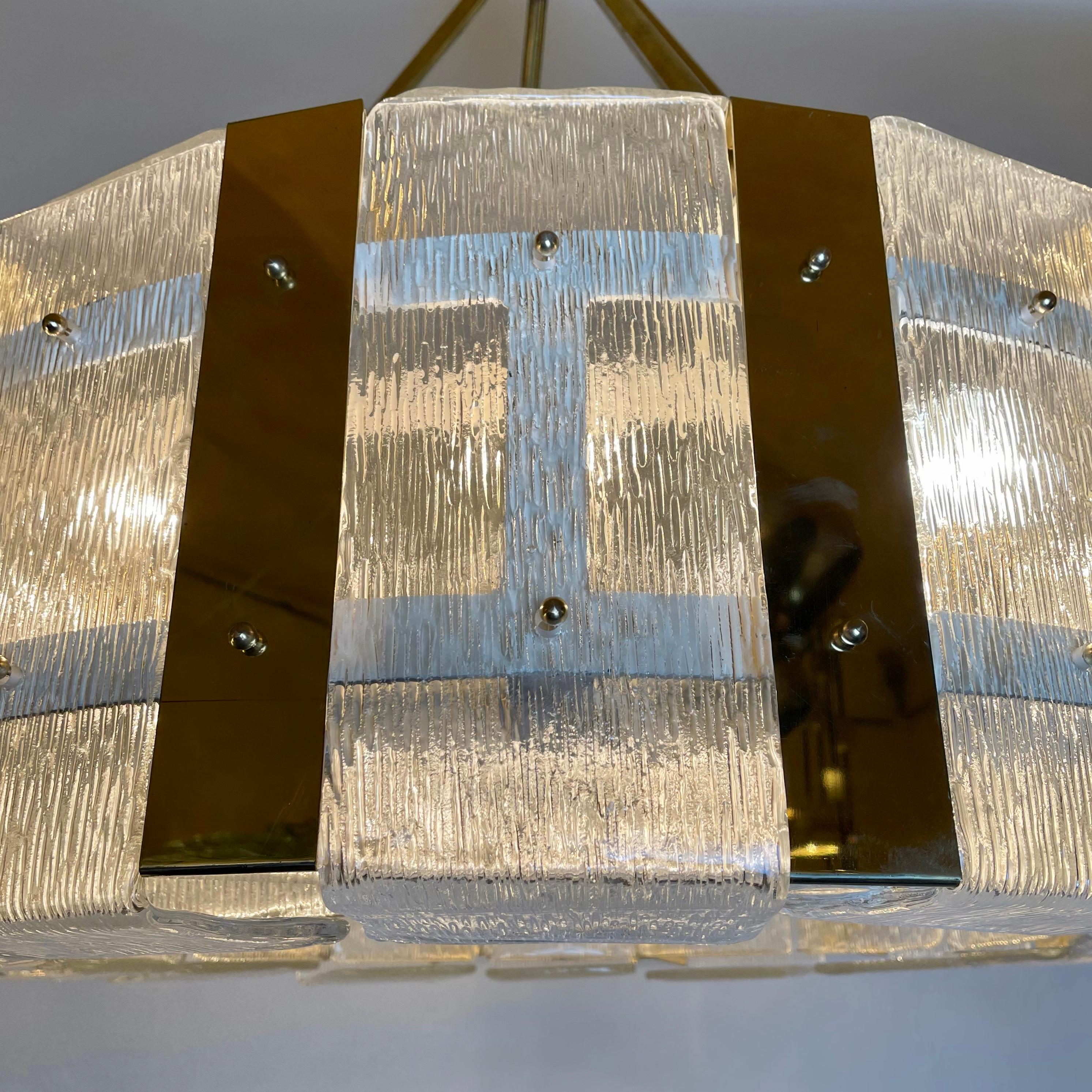 Fine XX secolo Lampadario rotondo in ottone e vetro di Murano trasparente della fine del XX secolo in vendita