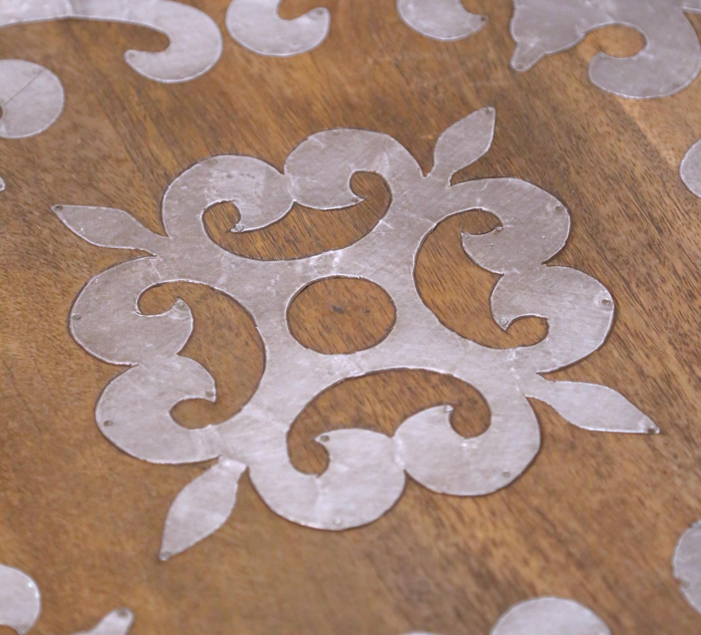 20ième siècle Lazy Susan ronde en bois et incrustation d'aluminium de la fin du 20e siècle en vente