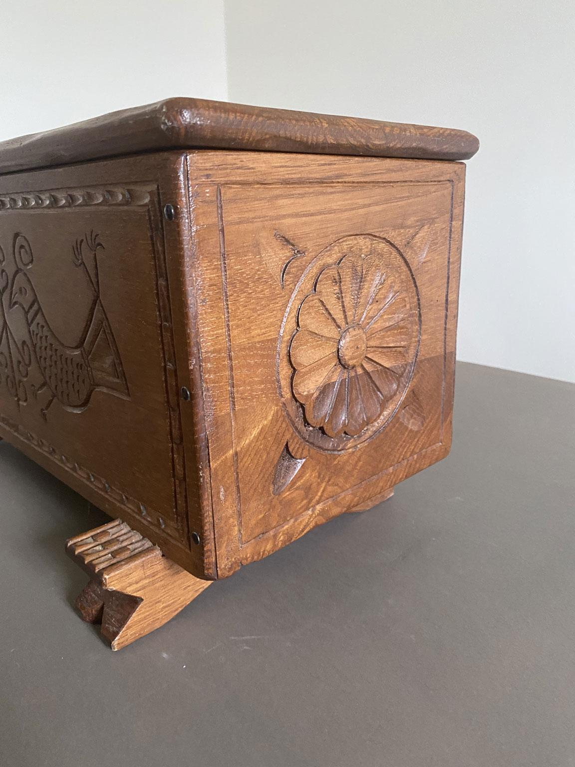 Rustikale Holzkiste mit Intarsien aus dem späten 20. im Angebot 6
