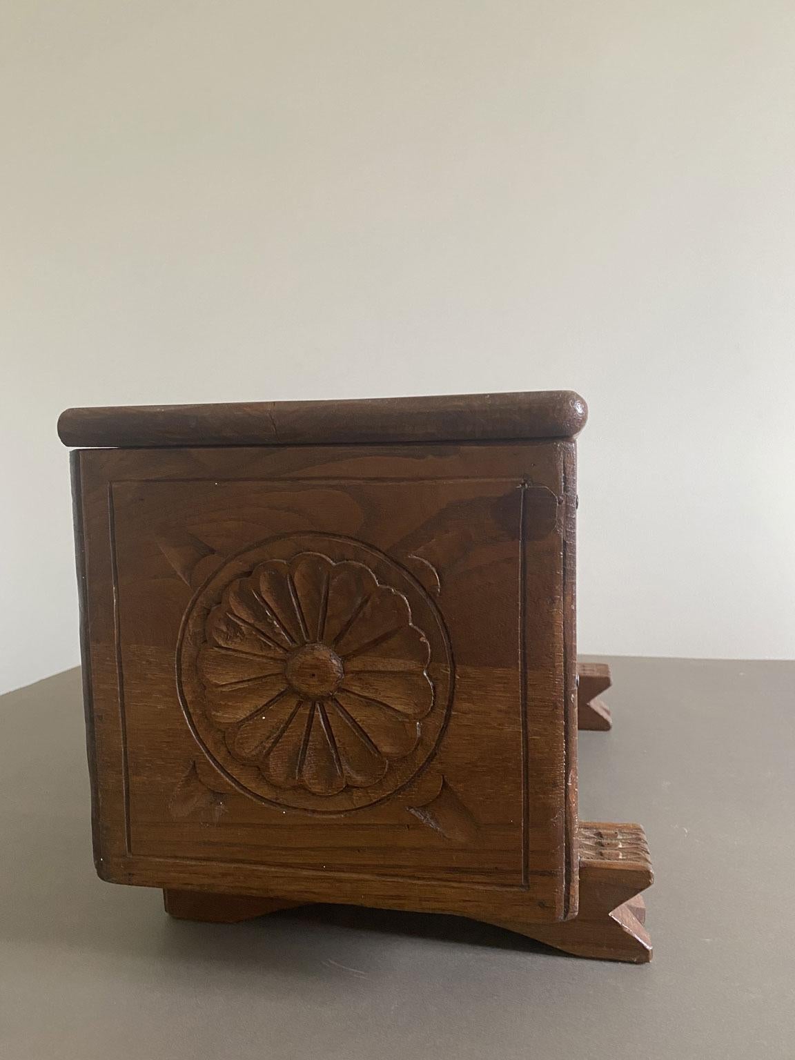 Rustikale Holzkiste mit Intarsien aus dem späten 20. im Angebot 7