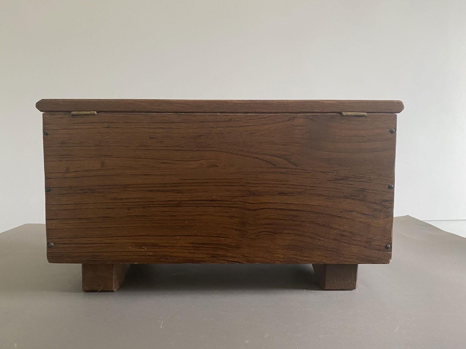Rustikale Holzkiste mit Intarsien aus dem späten 20. im Angebot 8