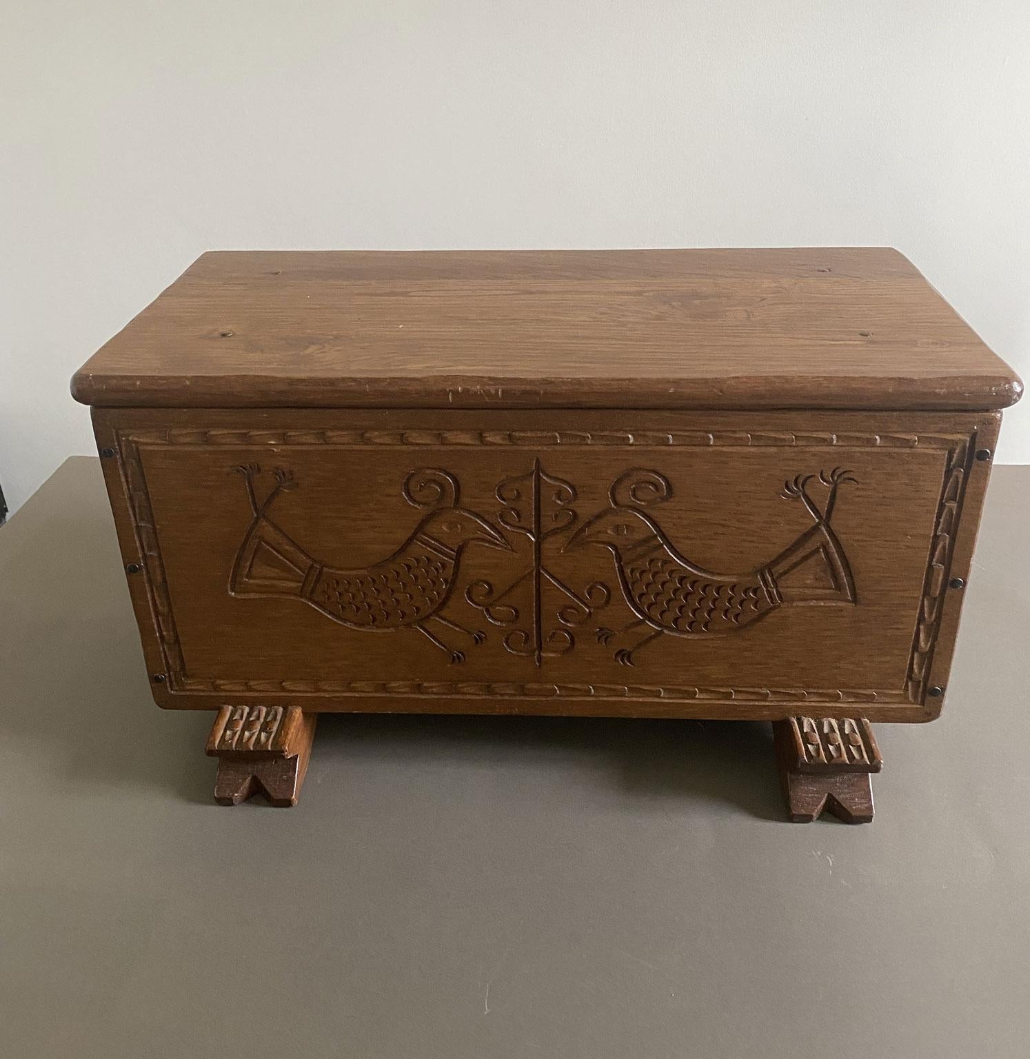 Rustikale Holzkiste mit Intarsien aus dem späten 20. im Zustand „Gut“ im Angebot in Brescia, IT