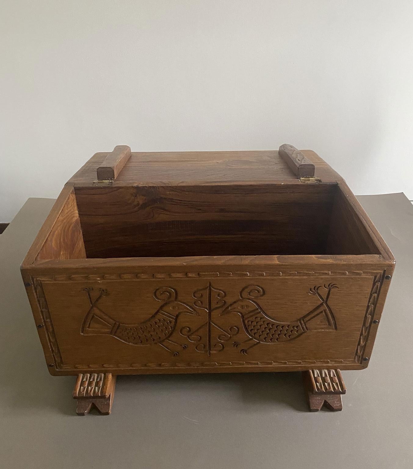 Rustikale Holzkiste mit Intarsien aus dem späten 20. (20. Jahrhundert) im Angebot