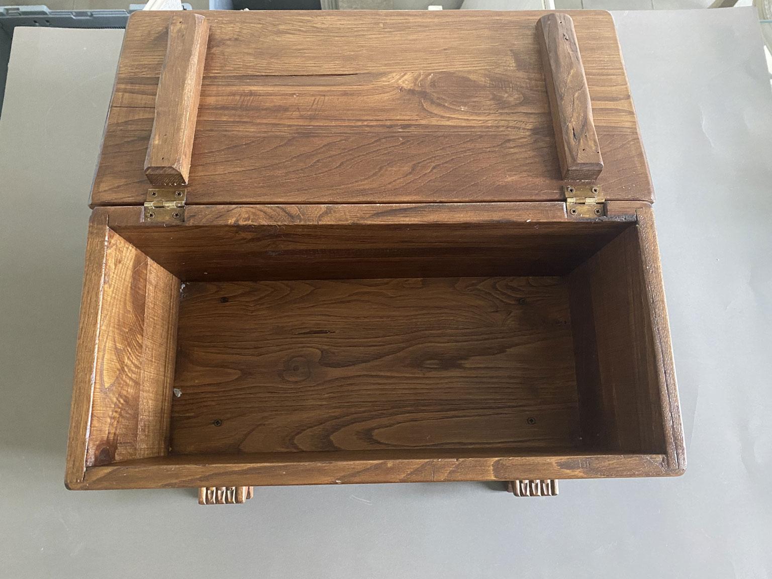 Rustikale Holzkiste mit Intarsien aus dem späten 20. im Angebot 1
