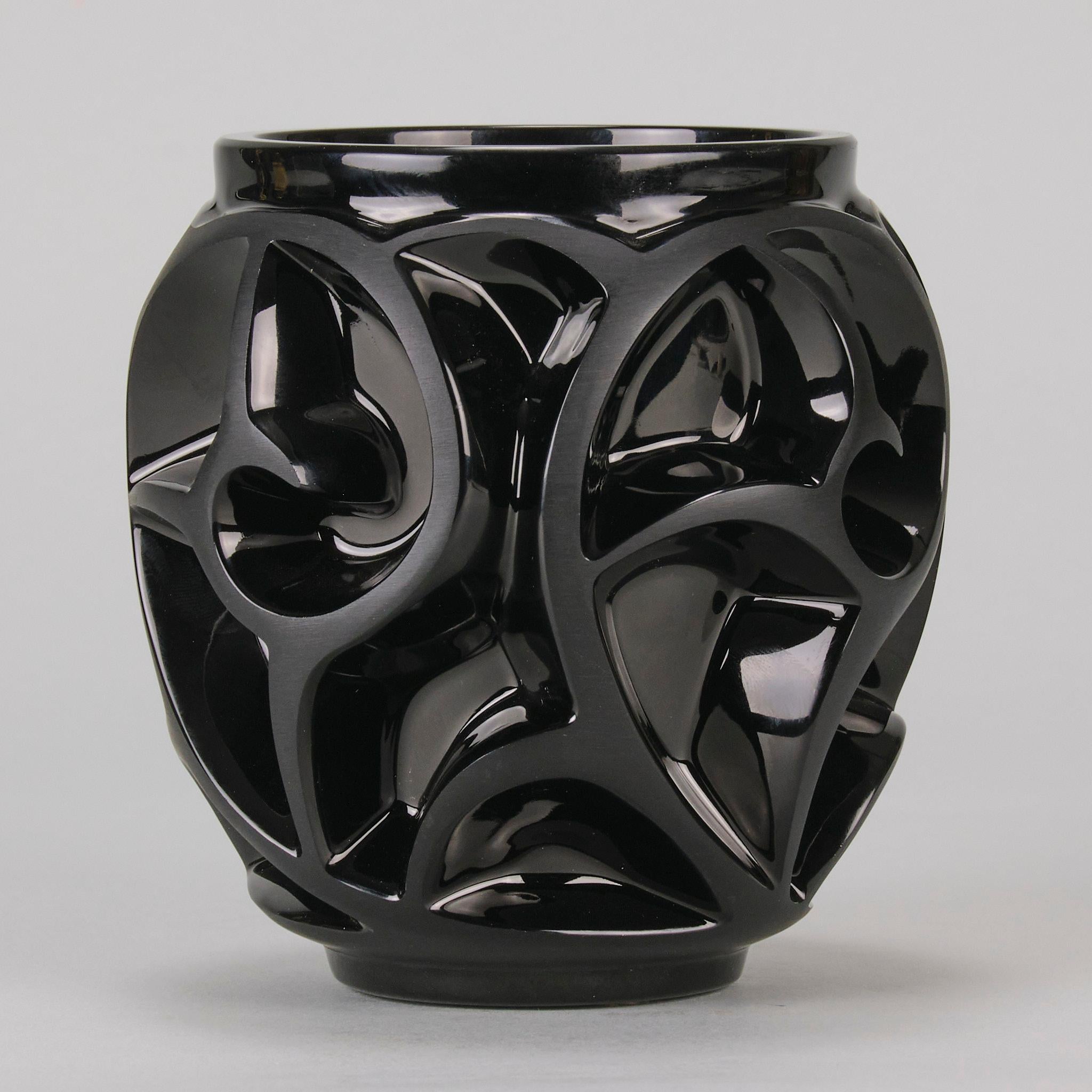 Satinvase aus schwarzem Glas des späten 20. Jahrhunderts mit dem Titel  „Black Tourbillon“ von Lalique (Geformt) im Angebot
