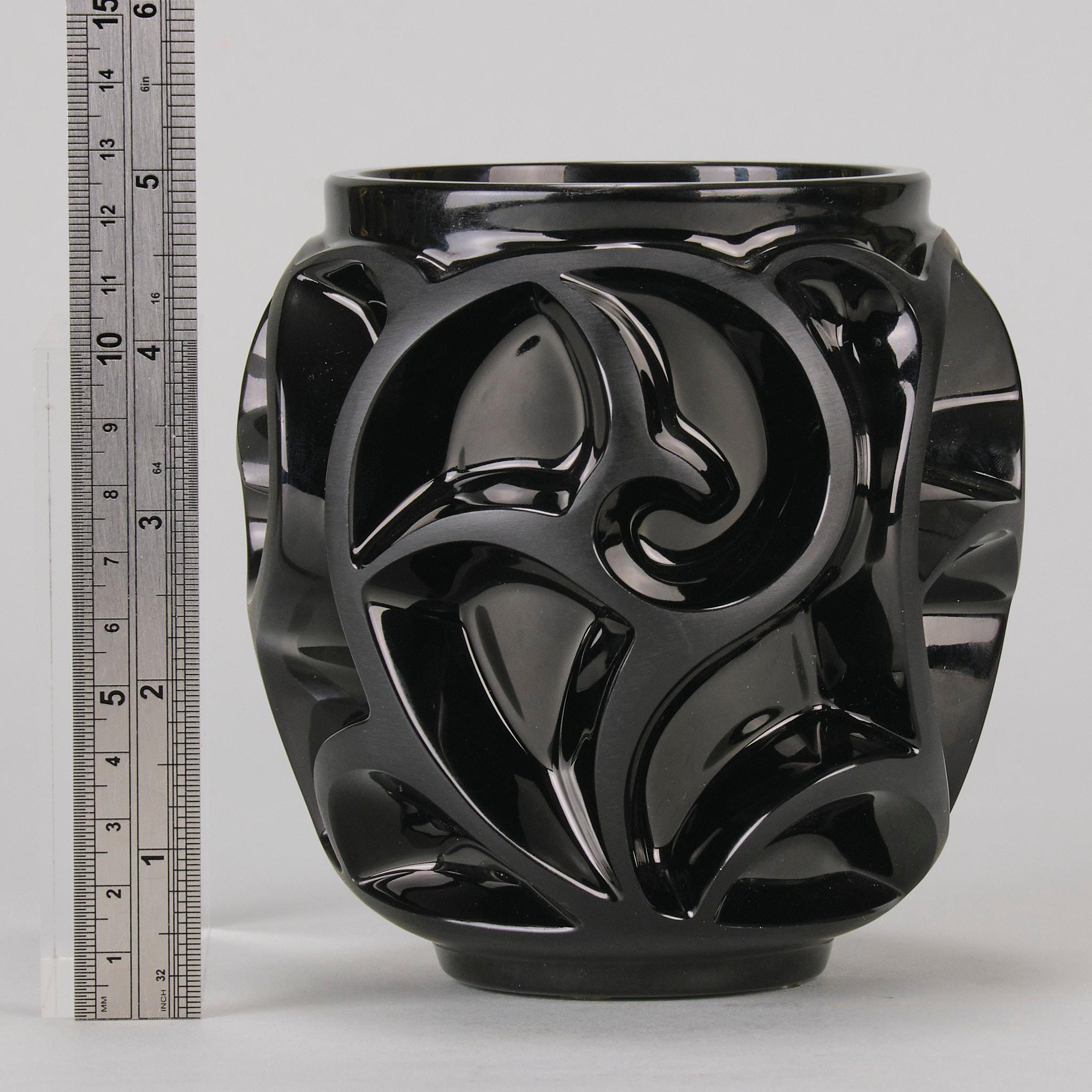 Vase en verre noir satiné de la fin du 20e siècle intitulé  