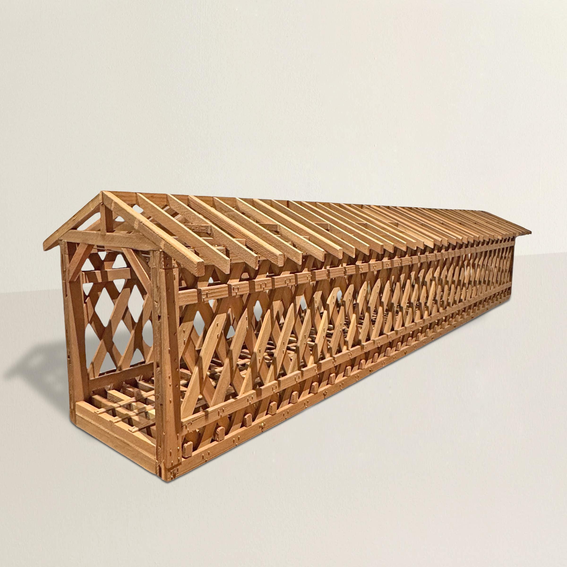 Meticolosamente costruito a mano in scala 1:20, questo modello con struttura in cedro americano della fine del XX secolo cattura l'elegante ingegneria dello storico ponte coperto di Fallasburg a Lowell, nel Michigan. Costruito con il sistema a
