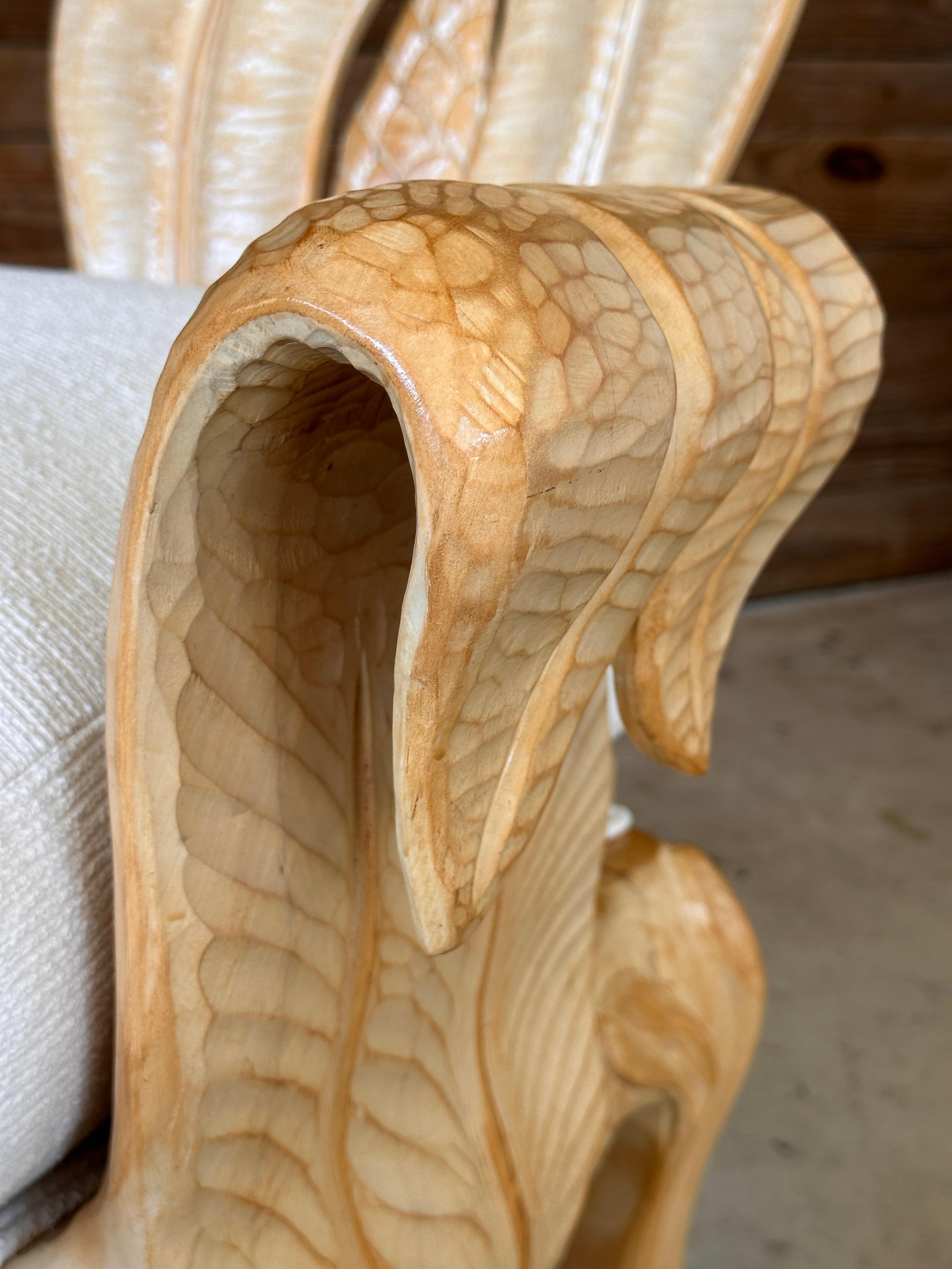 Chaise d'appoint sculpturale en bois sculpté sur mesure de la fin du 20e siècle en vente 5