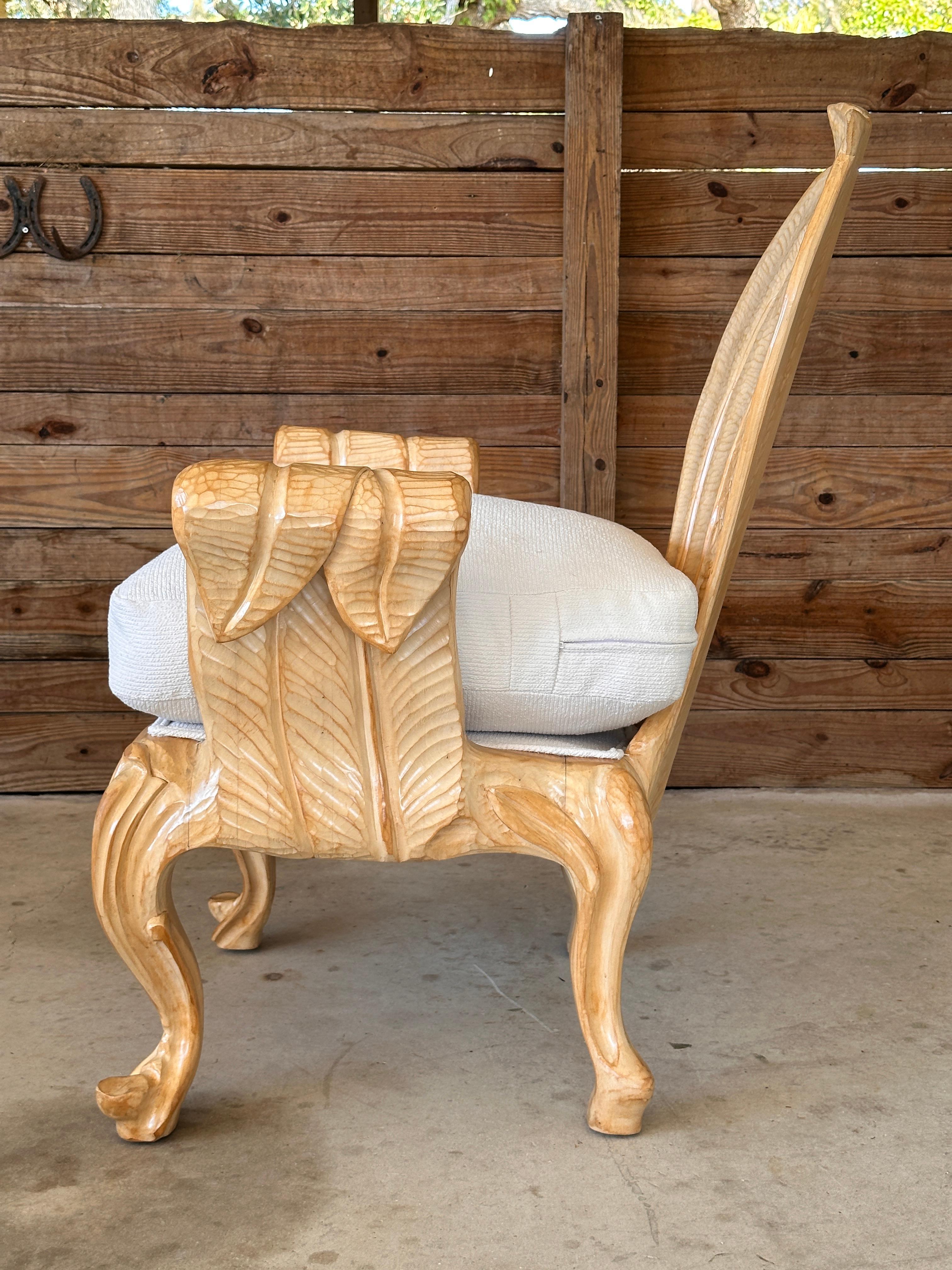 Chaise d'appoint sculpturale en bois sculpté sur mesure de la fin du 20e siècle en vente 6