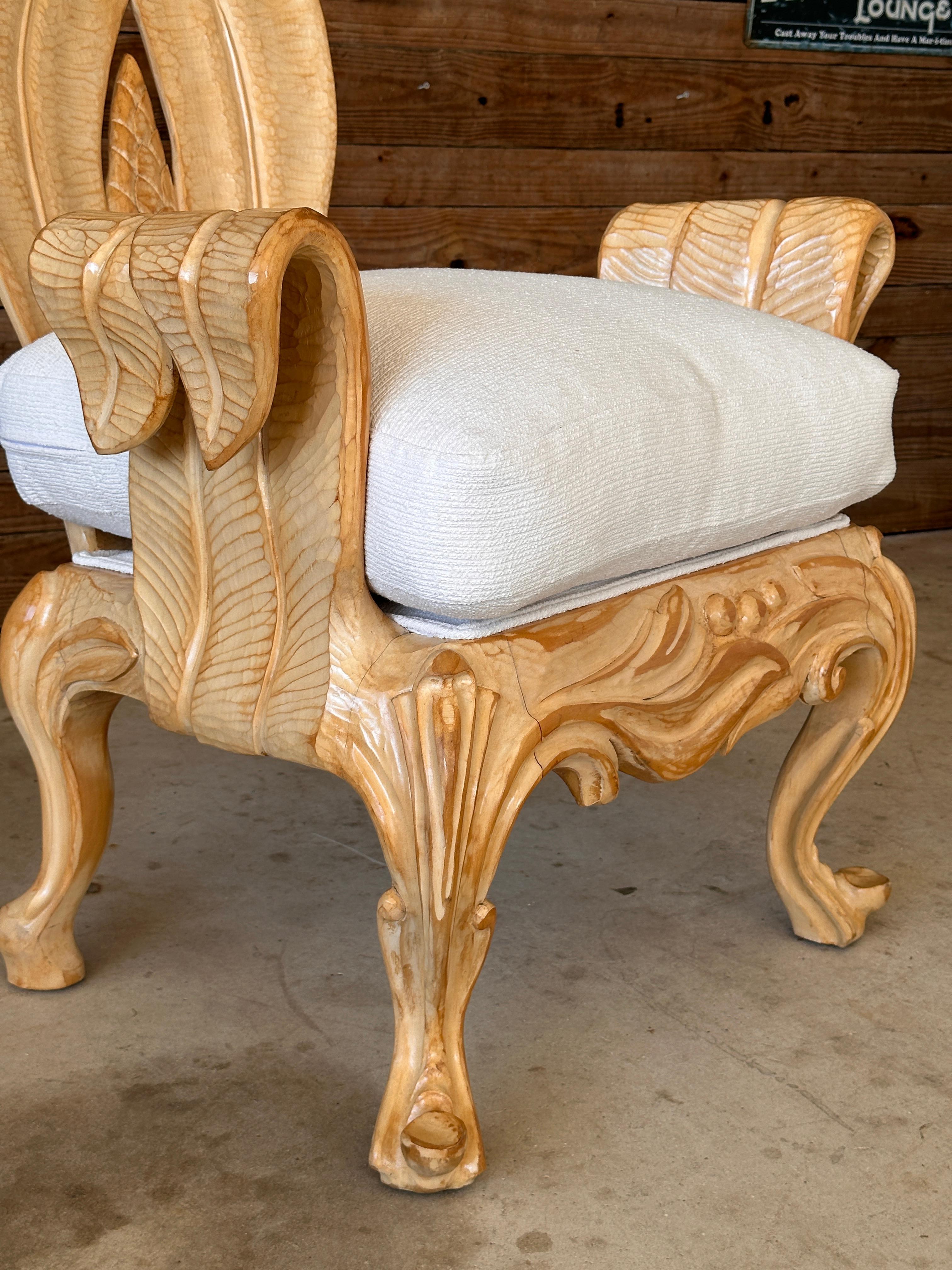 Organique Chaise d'appoint sculpturale en bois sculpté sur mesure de la fin du 20e siècle en vente