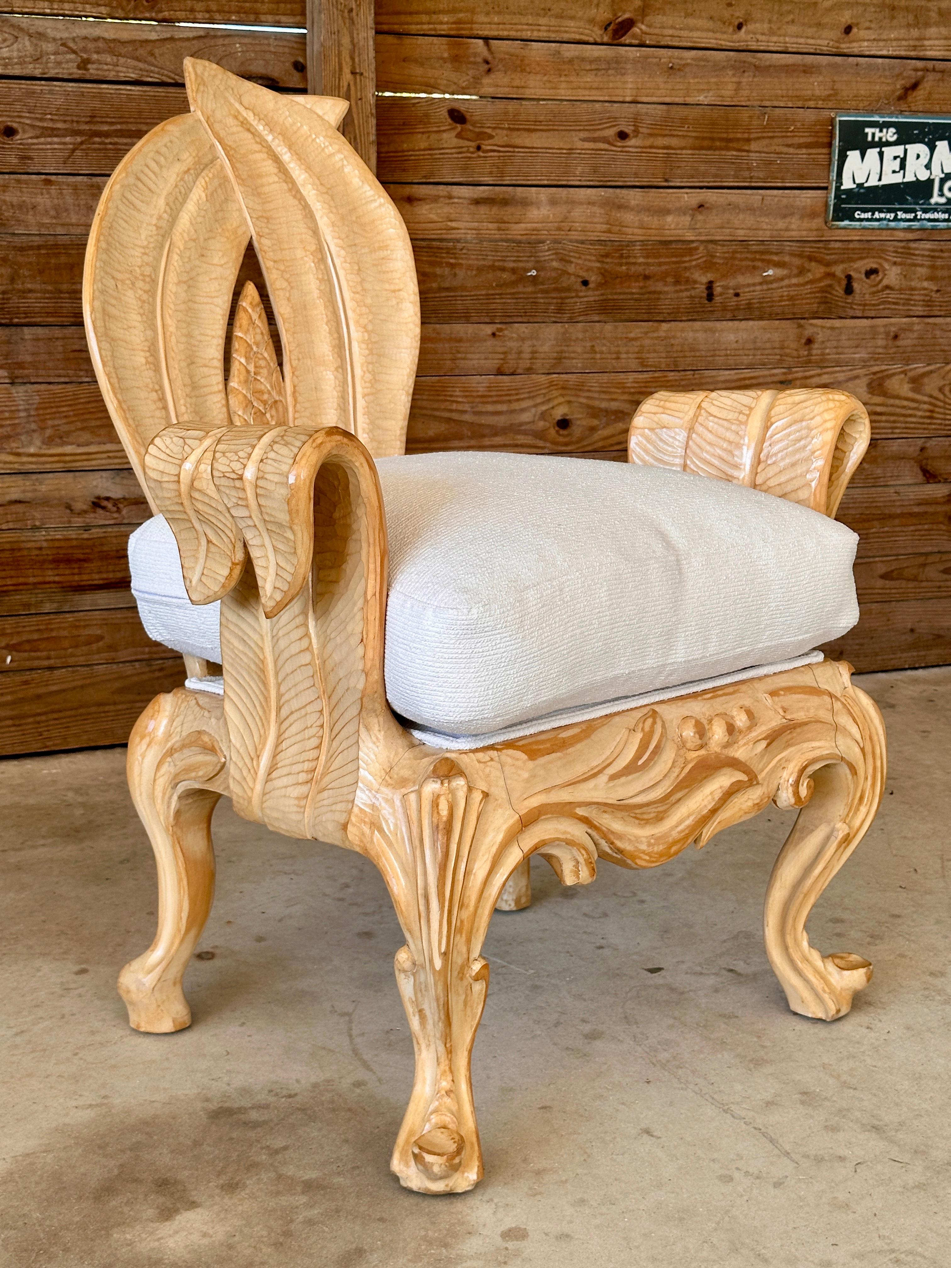 Nord-américain Chaise d'appoint sculpturale en bois sculpté sur mesure de la fin du 20e siècle en vente
