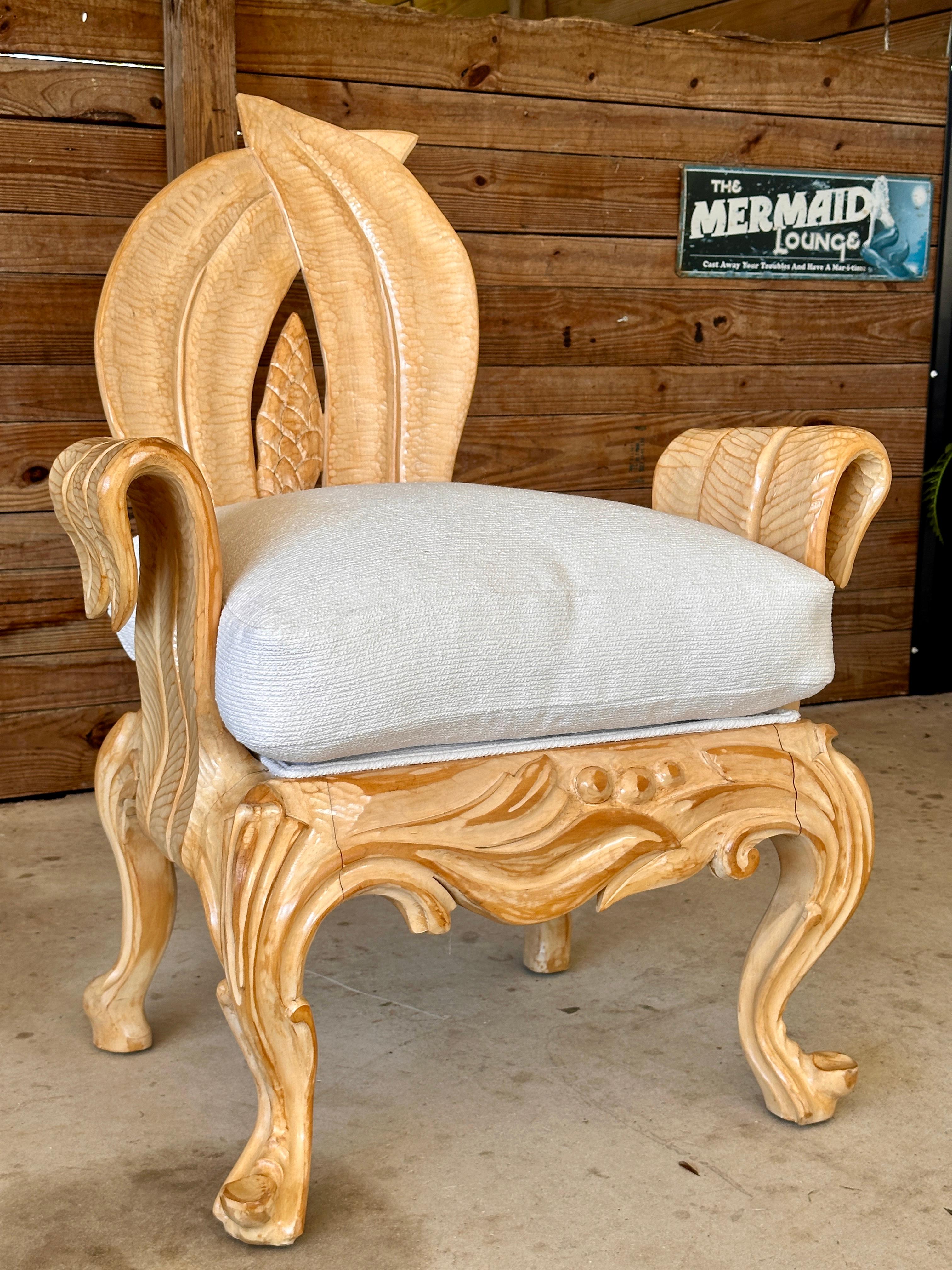 Sculpté à la main Chaise d'appoint sculpturale en bois sculpté sur mesure de la fin du 20e siècle en vente