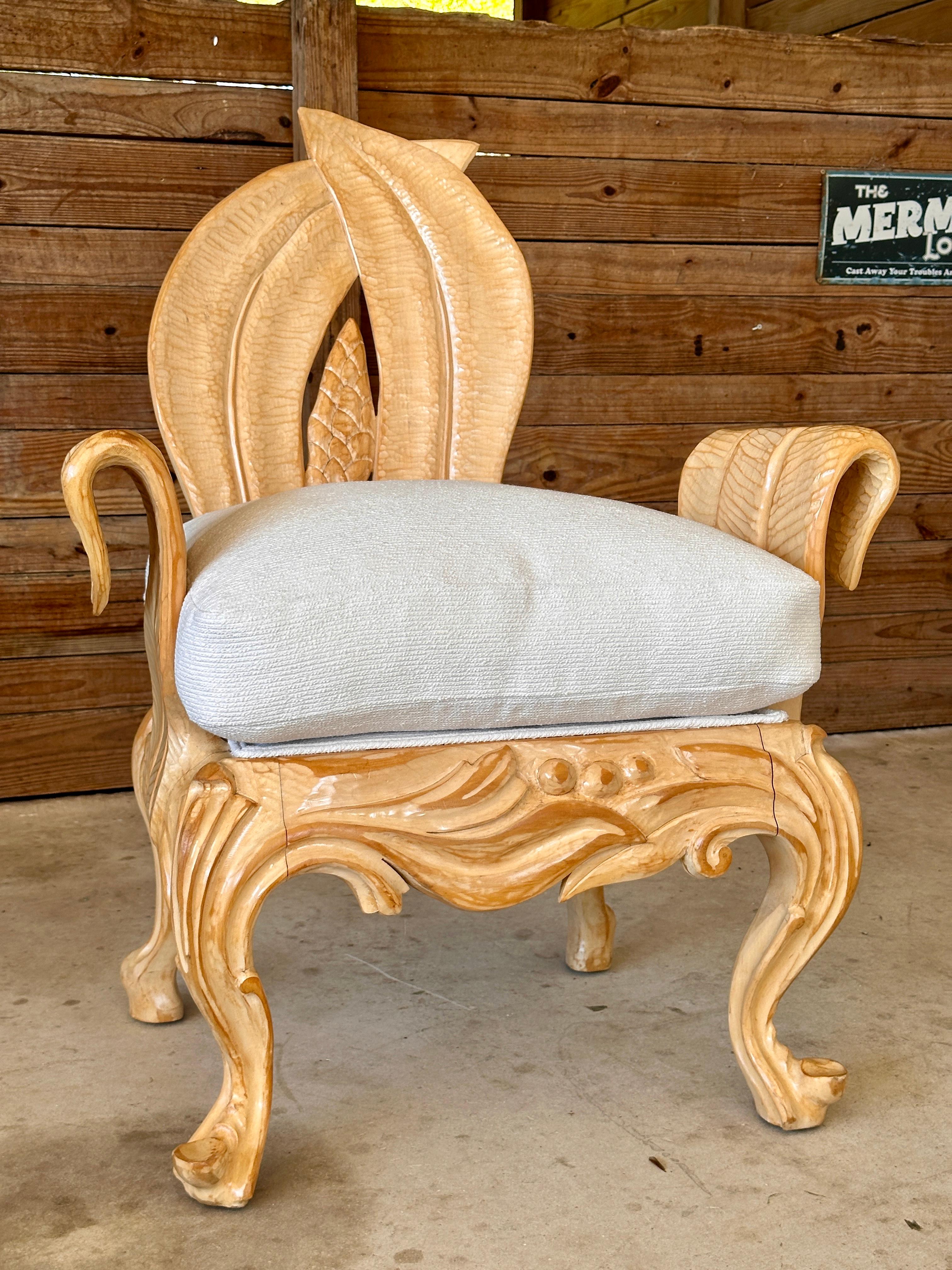 Chaise d'appoint sculpturale en bois sculpté sur mesure de la fin du 20e siècle Bon état - En vente à North Fort Myers, FL
