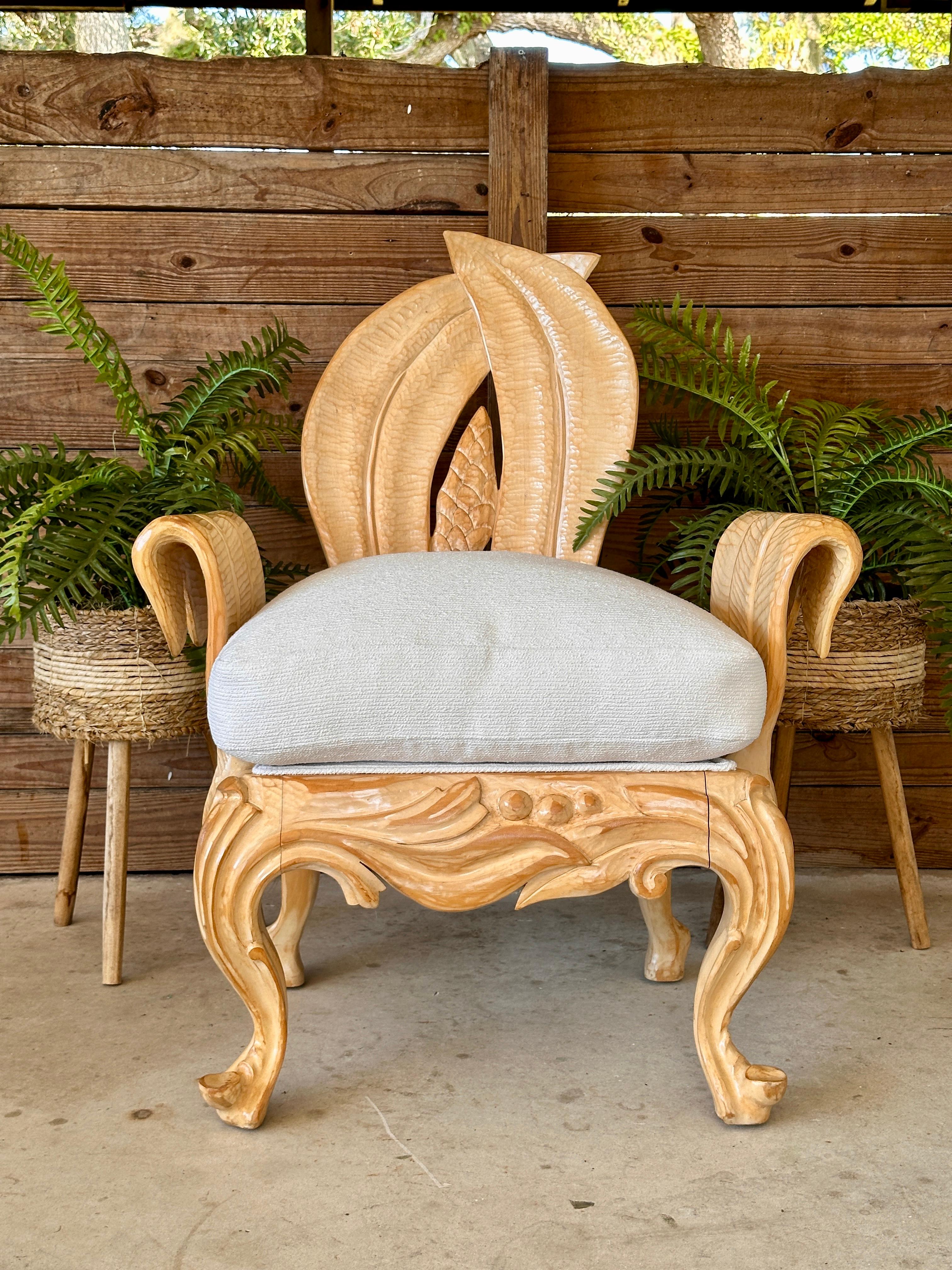 20ième siècle Chaise d'appoint sculpturale en bois sculpté sur mesure de la fin du 20e siècle en vente