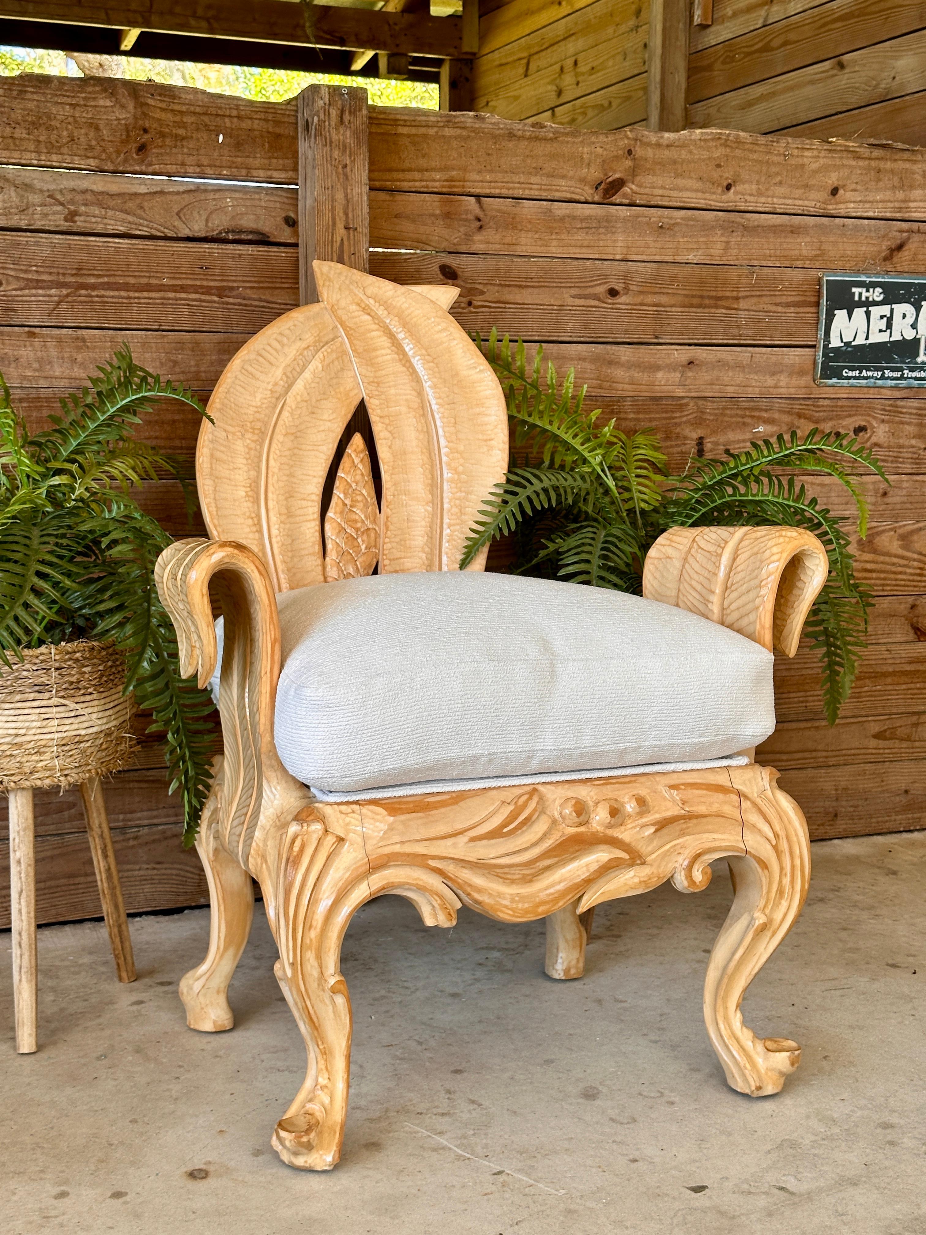Bois Chaise d'appoint sculpturale en bois sculpté sur mesure de la fin du 20e siècle en vente