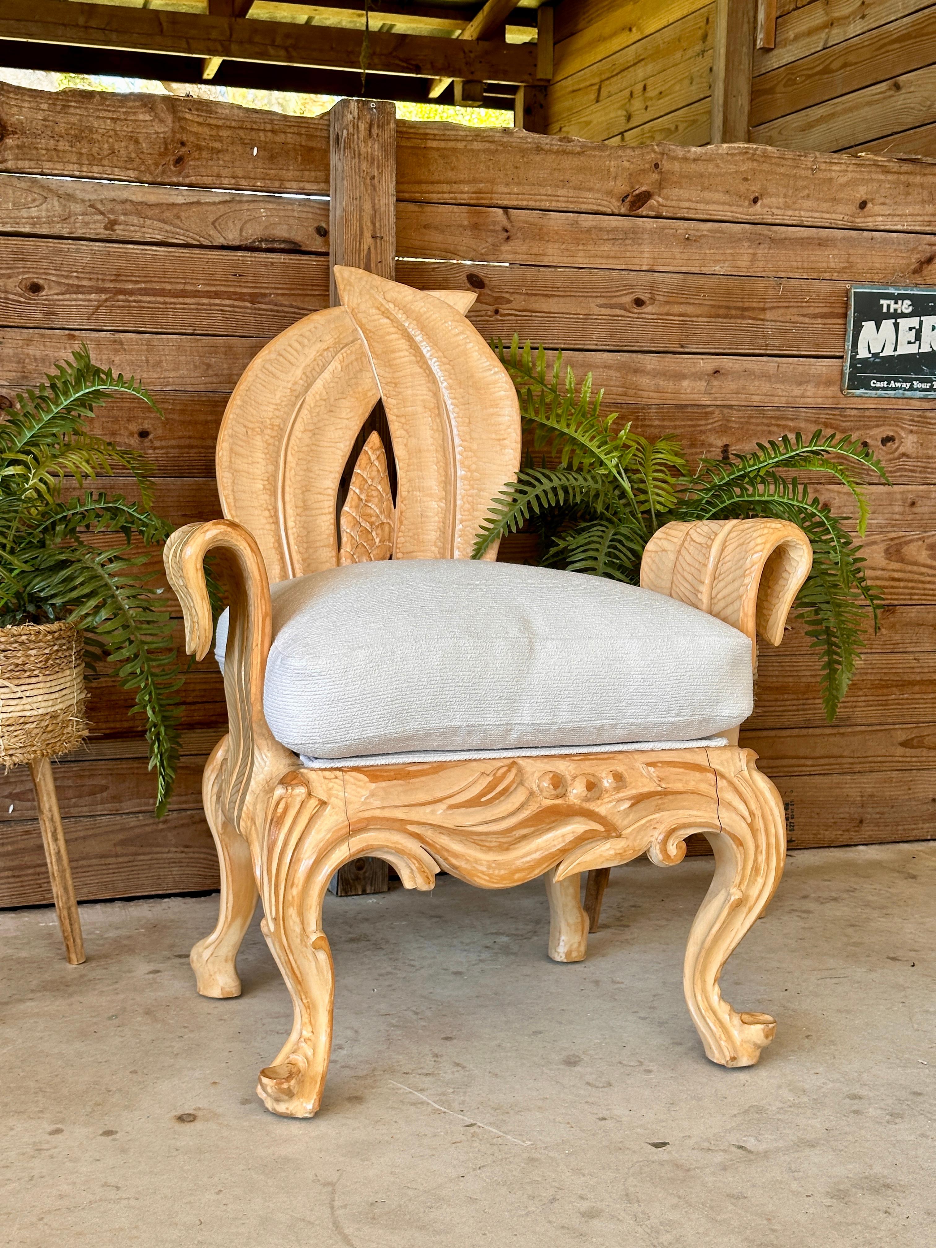 Chaise d'appoint sculpturale en bois sculpté sur mesure de la fin du 20e siècle en vente 1