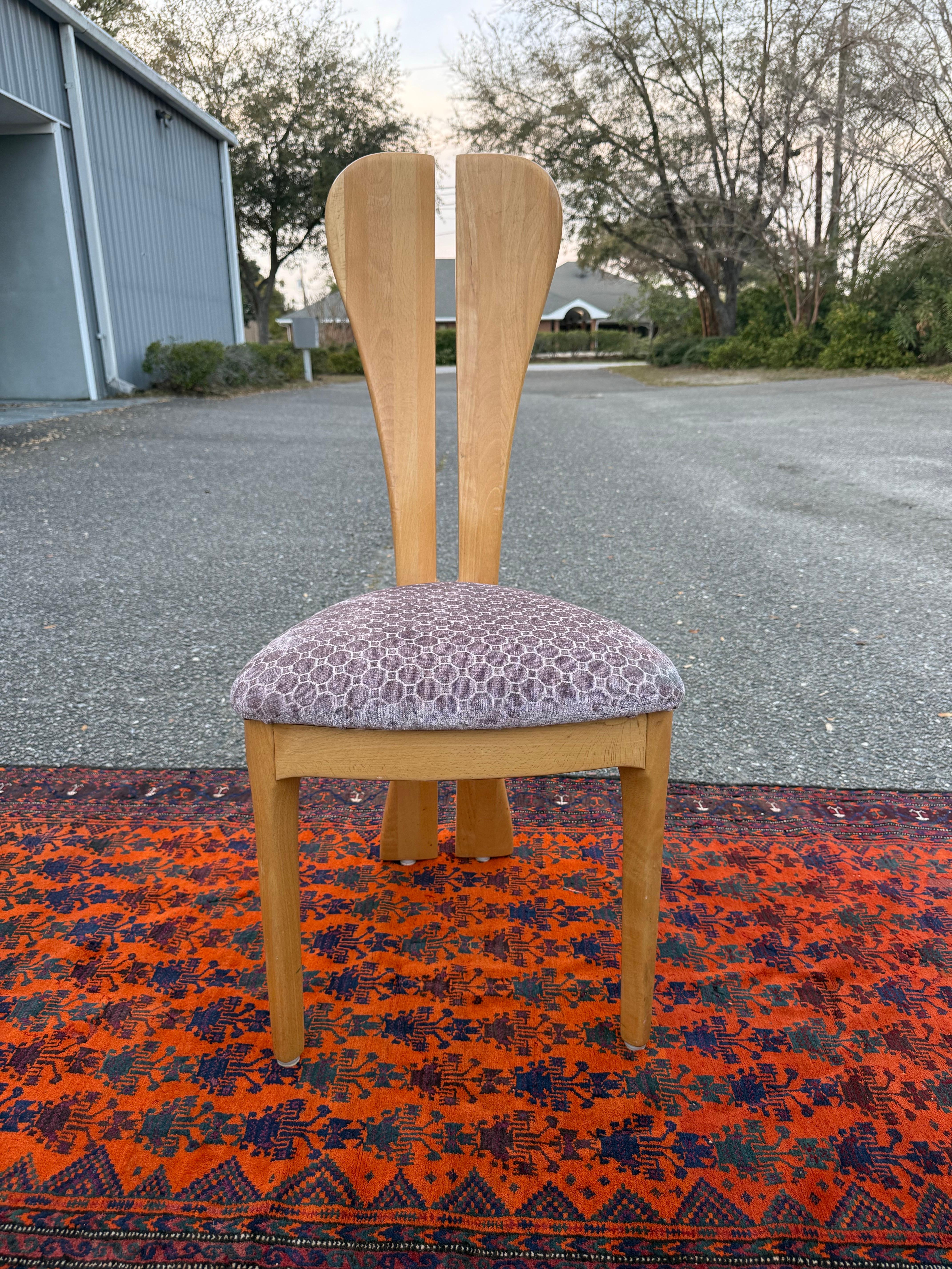 Cette chaise a un magnifique cadre en érable avec un dossier fendu qui descend jusqu'à la forme des pieds.  Le dossier sculptural aux sommets arrondis fait ressembler la chaise à des oreilles de lapin.   Le revêtement en velours nid d'abeille lilas