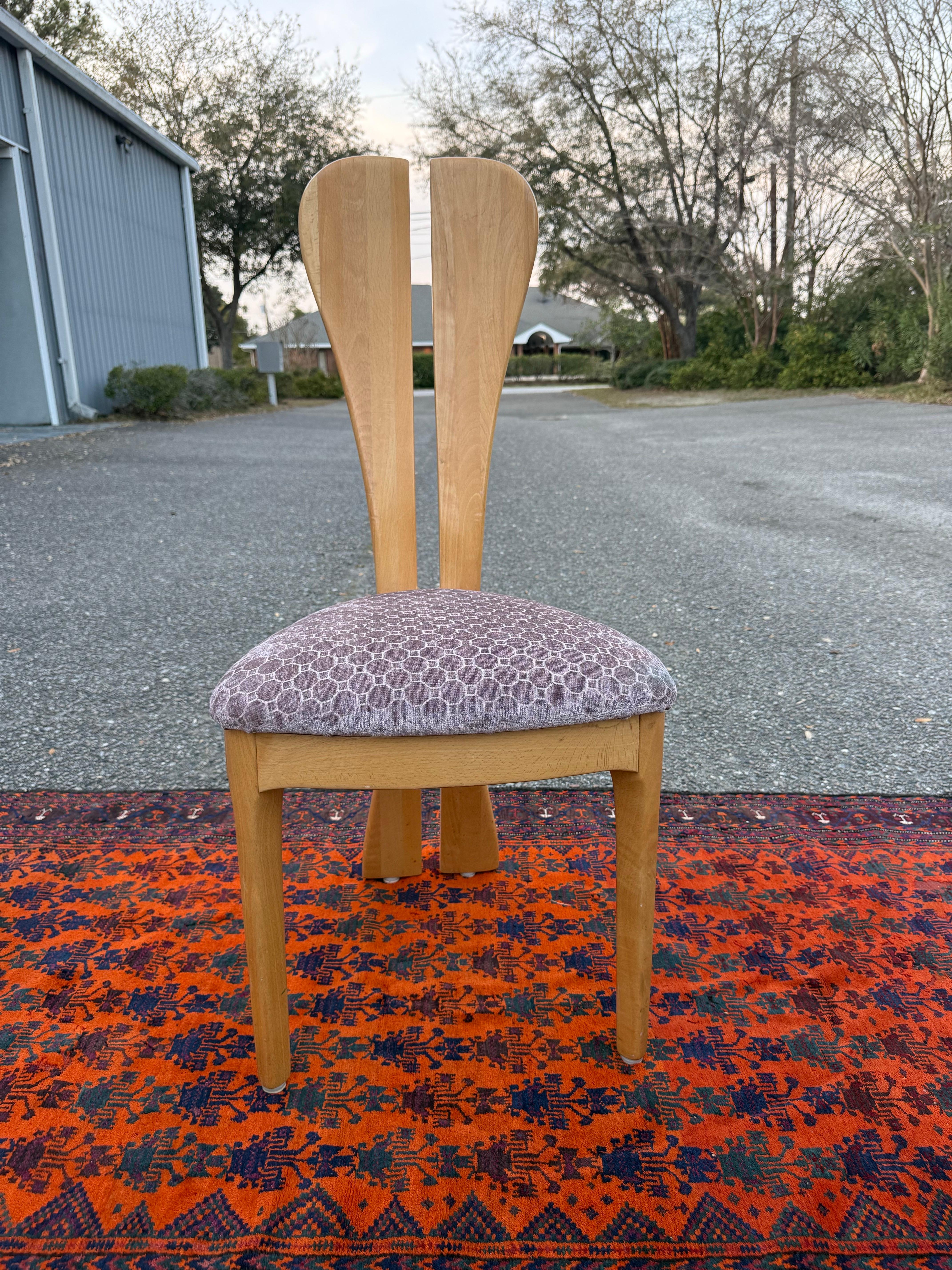 Postmoderne Chaise sculpturale à haut dossier en forme d'oreilles de lapin de la fin du 20e siècle en vente