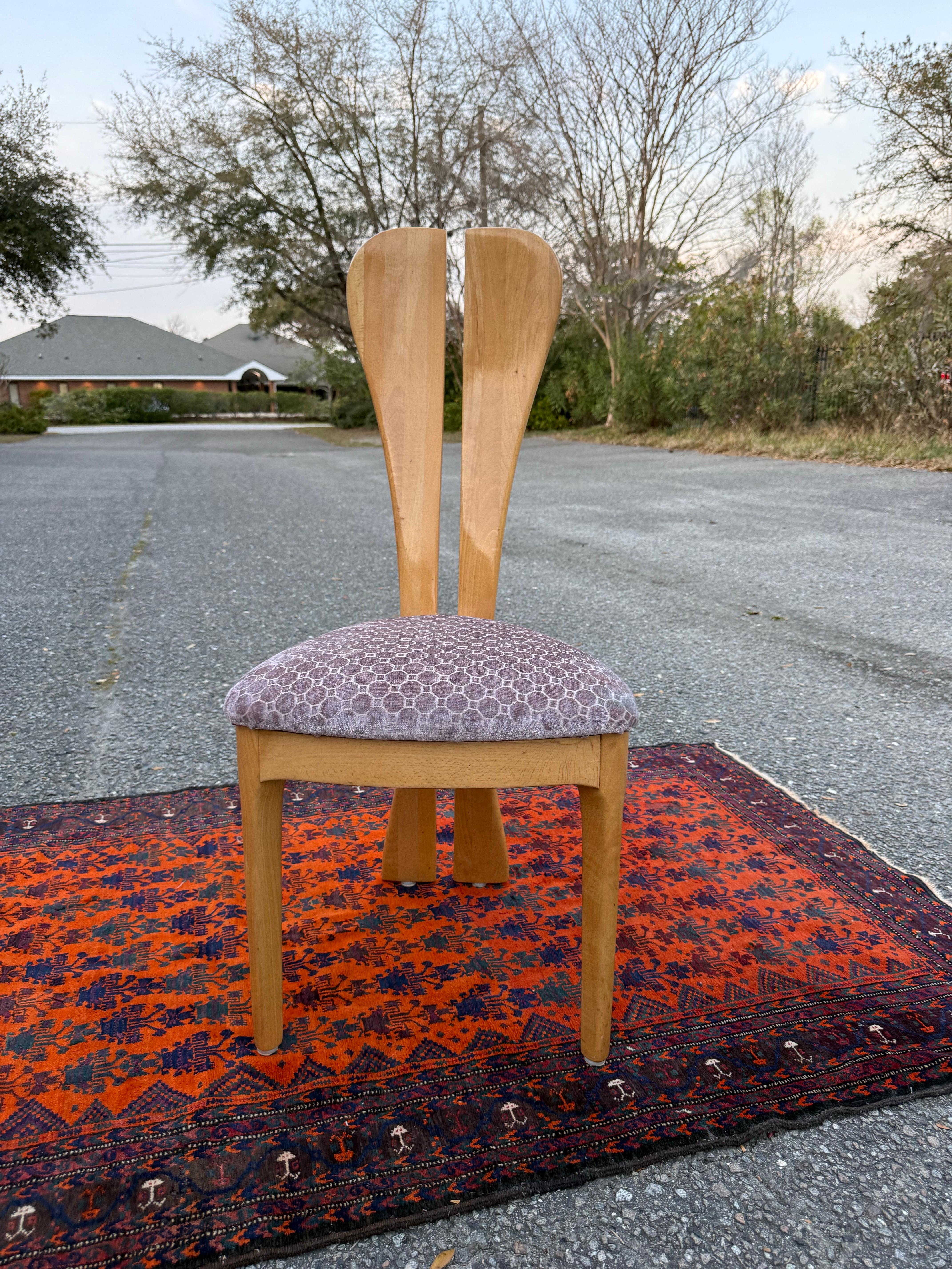 Inconnu Chaise sculpturale à haut dossier en forme d'oreilles de lapin de la fin du 20e siècle en vente