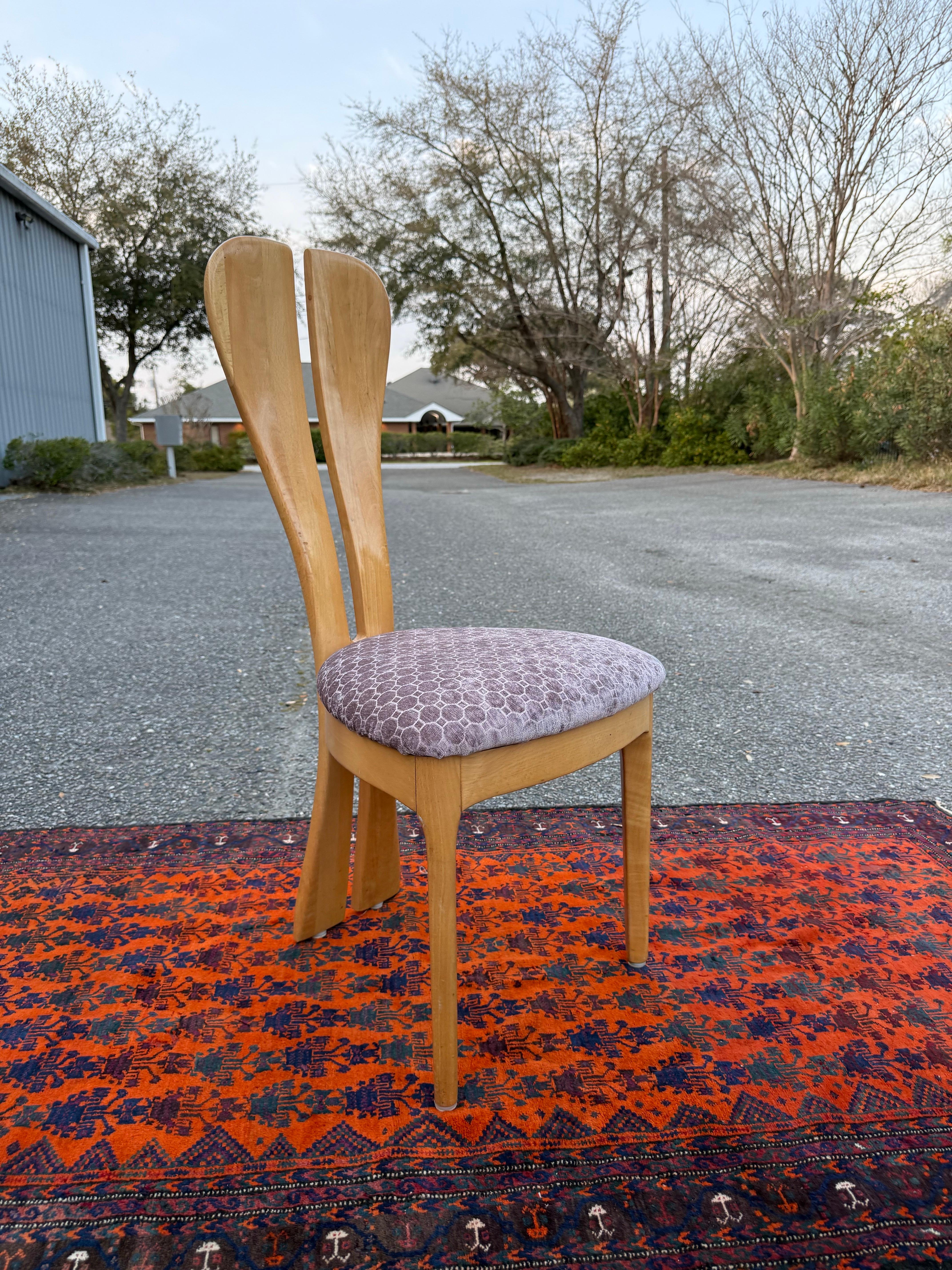 20ième siècle Chaise sculpturale à haut dossier en forme d'oreilles de lapin de la fin du 20e siècle en vente