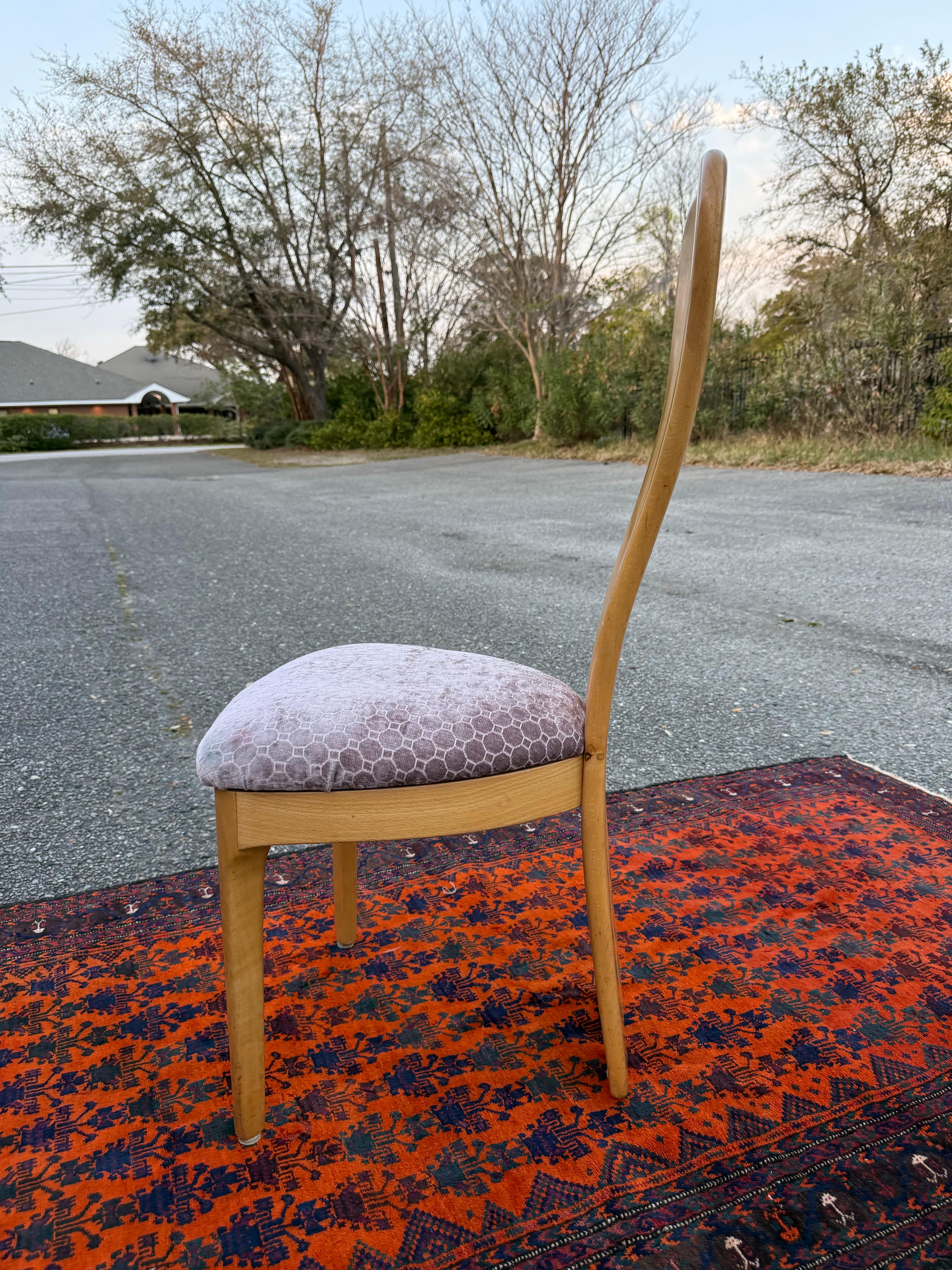 Tissu d'ameublement Chaise sculpturale à haut dossier en forme d'oreilles de lapin de la fin du 20e siècle en vente