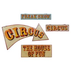 Ensemble de quatre enseignes de foire / de cirque de la fin du XXe siècle