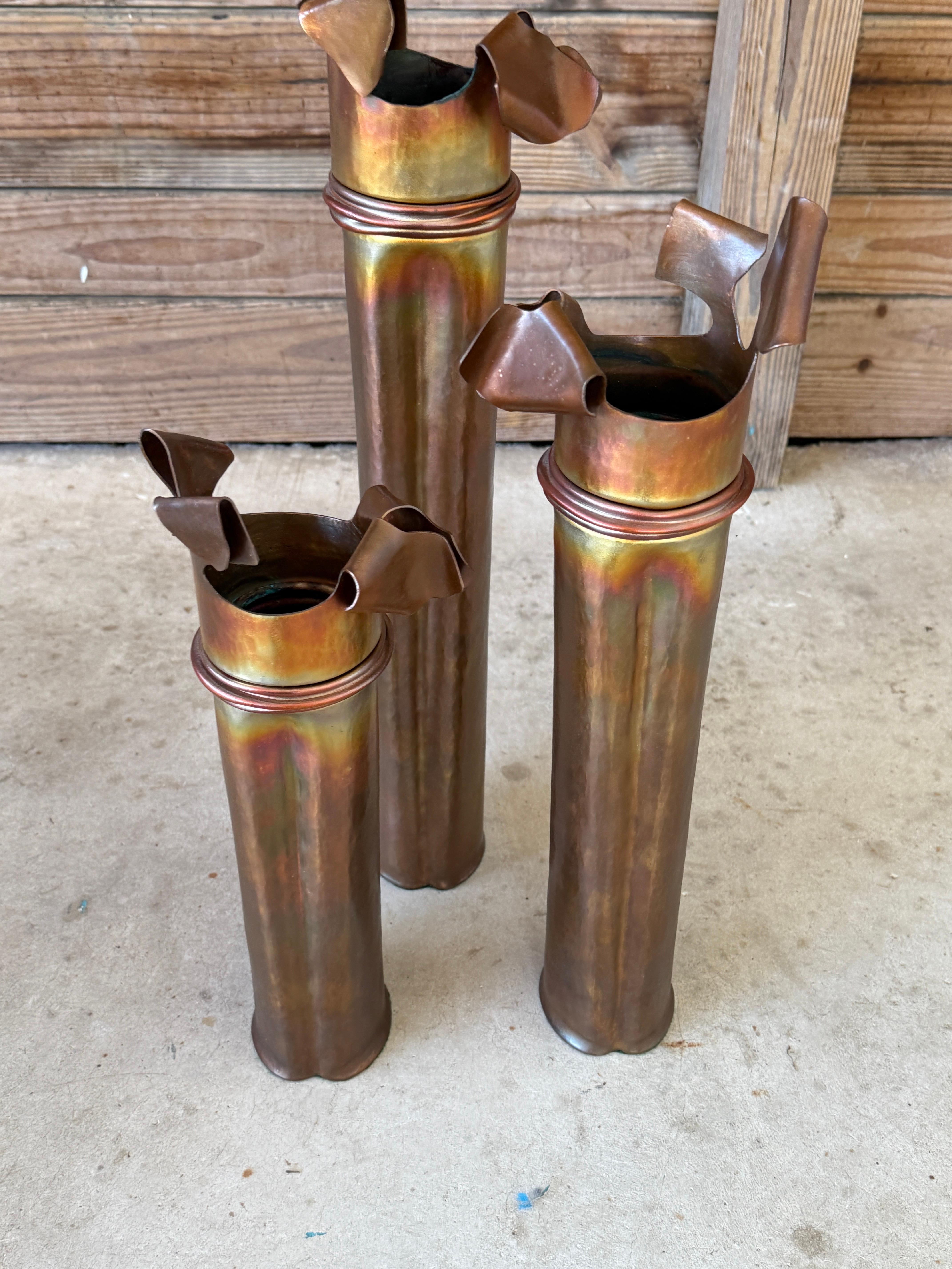 Ein auffälliges Set aus drei handgeschmiedeten Kupfergefäßen des bekannten Metallkünstlers Thomas Markusen, der für seine skulpturalen und feuergeformten Metallarbeiten bekannt ist. Diese Stücke zeichnen sich durch elegante, ausgestellte und